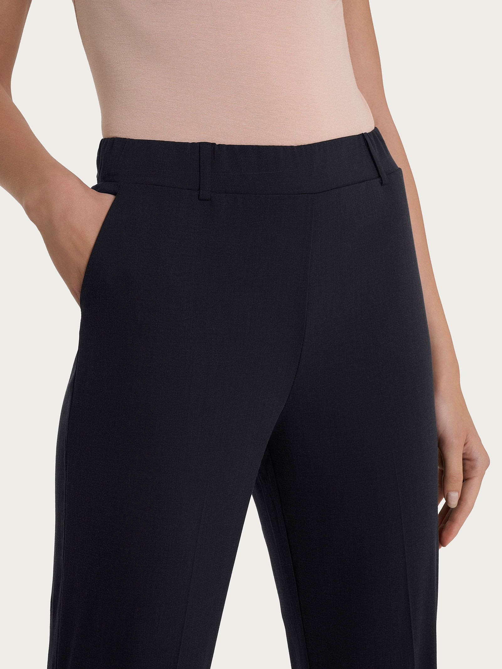Pantalone chino slim con tasche in Super Natural - Nero - Image 4