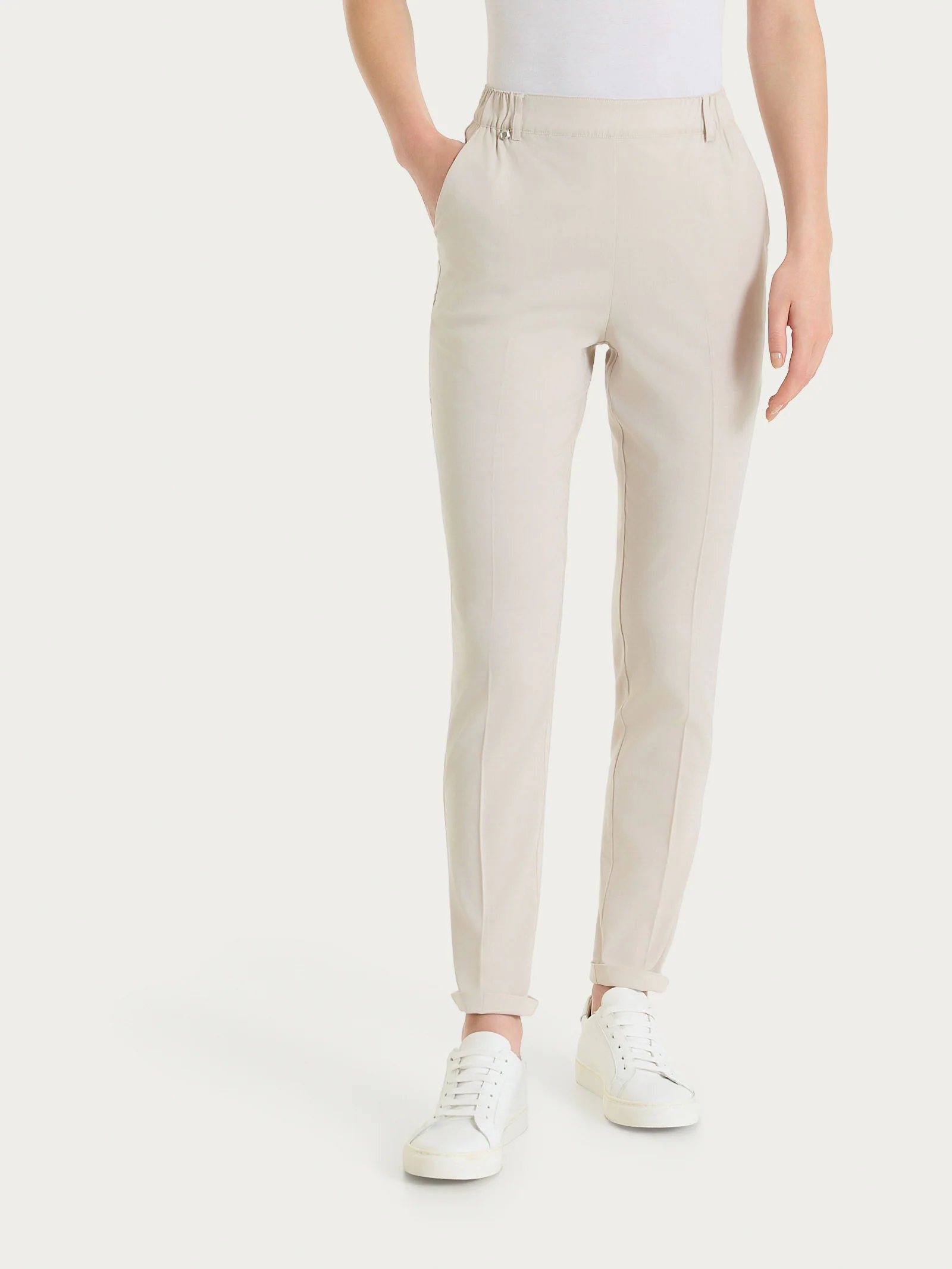 Pantalone chino slim con tasche in Super Natural - Champignon - Image 2
