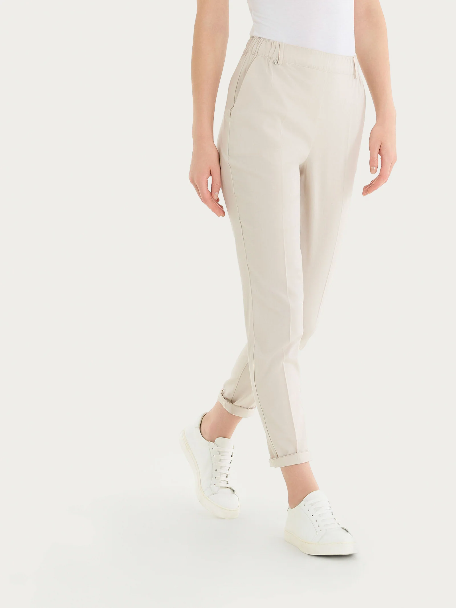 Pantalone chino slim con tasche in Super Natural - Champignon - Image 3