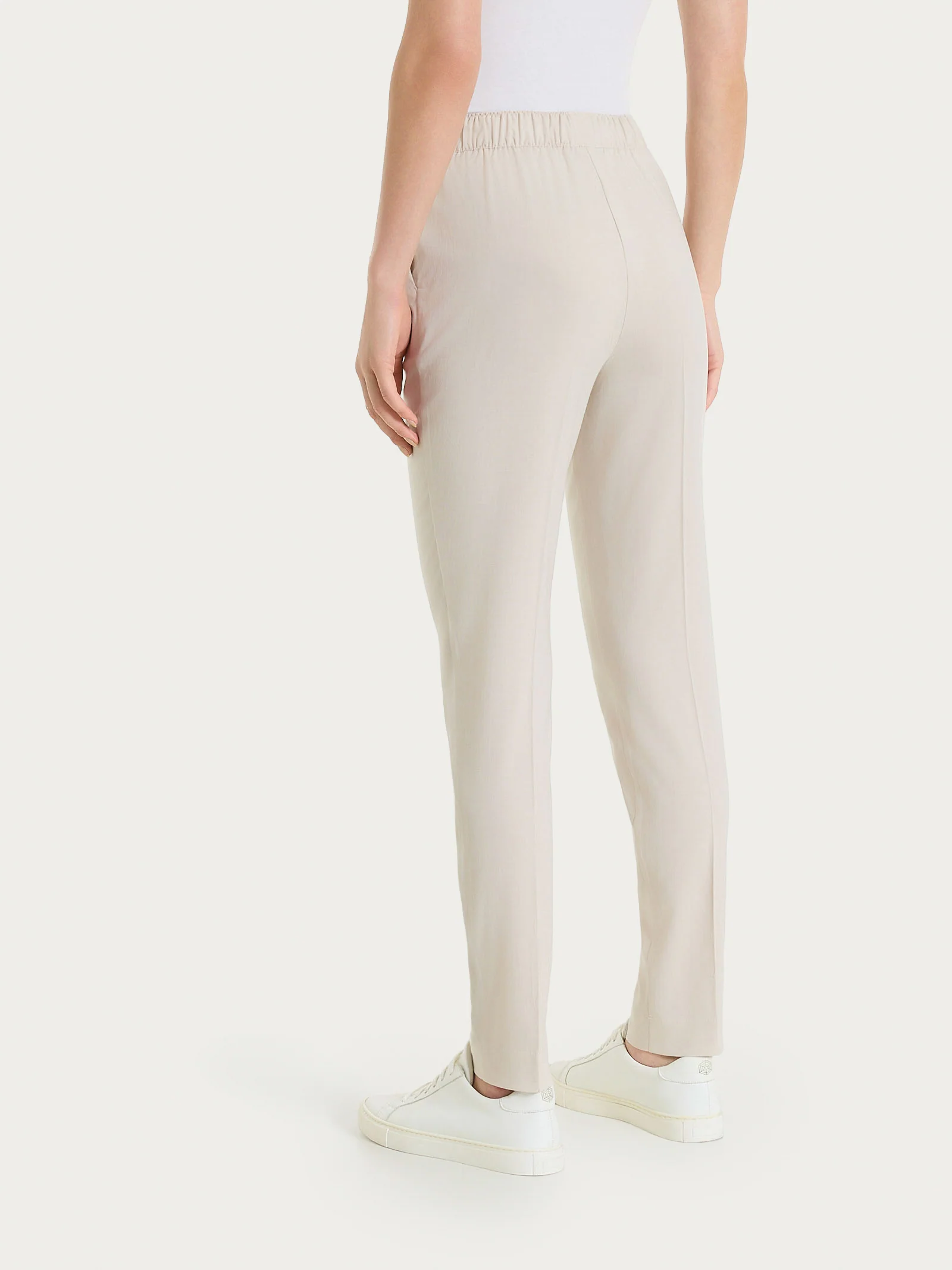 Pantalone chino slim con tasche in Super Natural - Champignon - Image 4