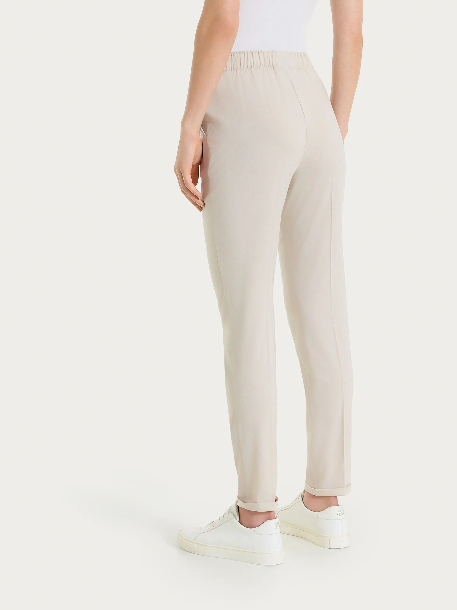 Pantalone chino slim con tasche in Super Natural - Champignon - Image 5
