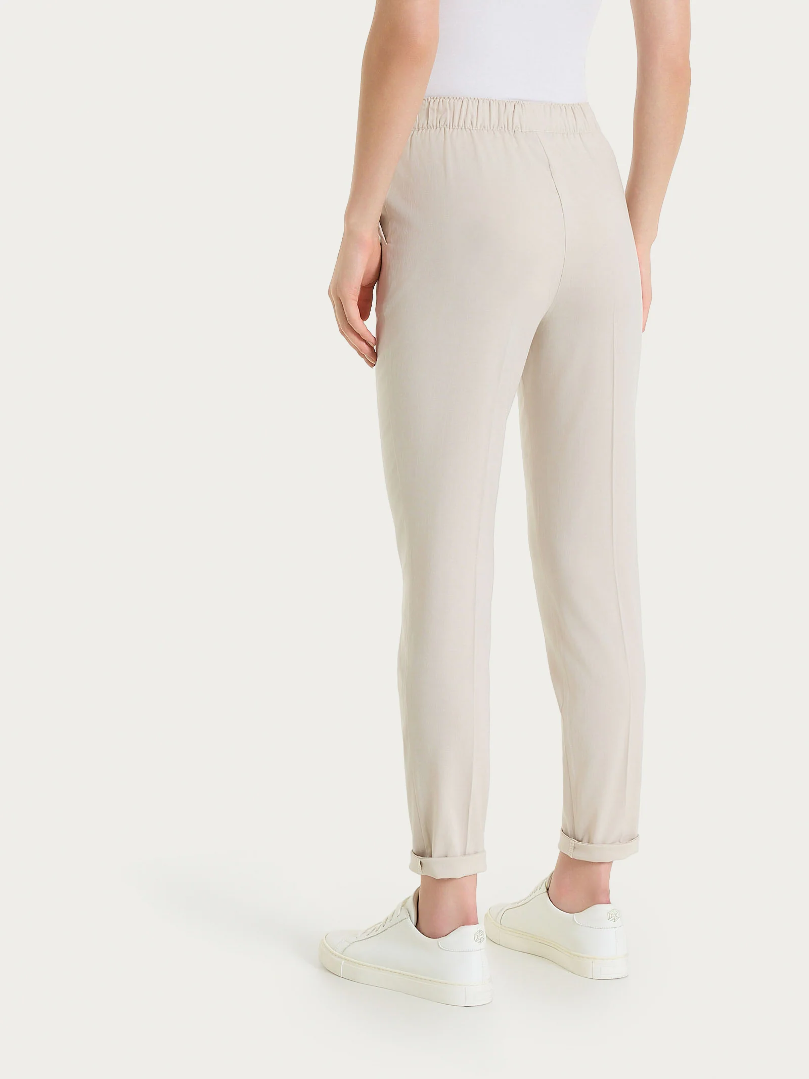 Pantalone chino slim con tasche in Super Natural - Champignon - Image 6