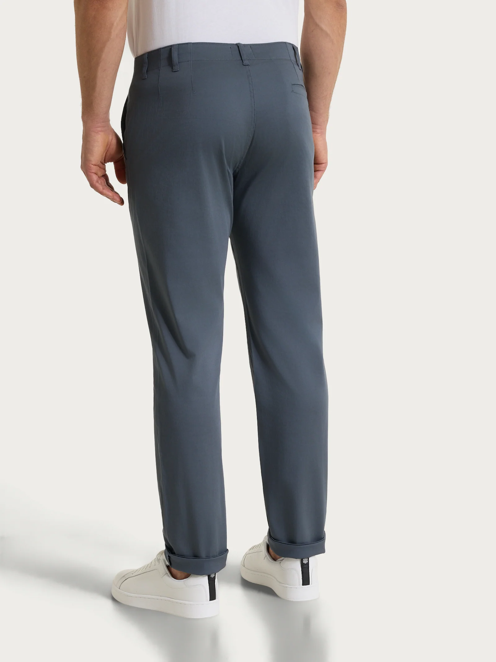 Pantalone con tasche america in Satin Power  - Turbulence - Image 2