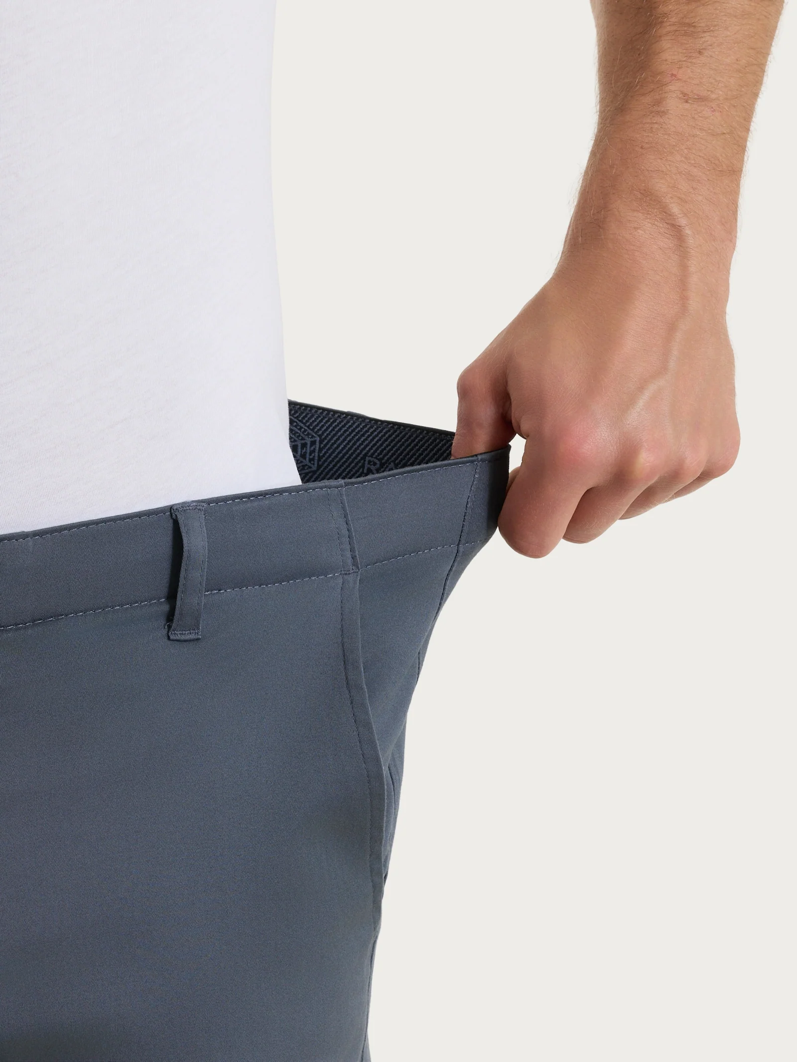 Pantalone con tasche america in Satin Power  - Turbulence - Image 3