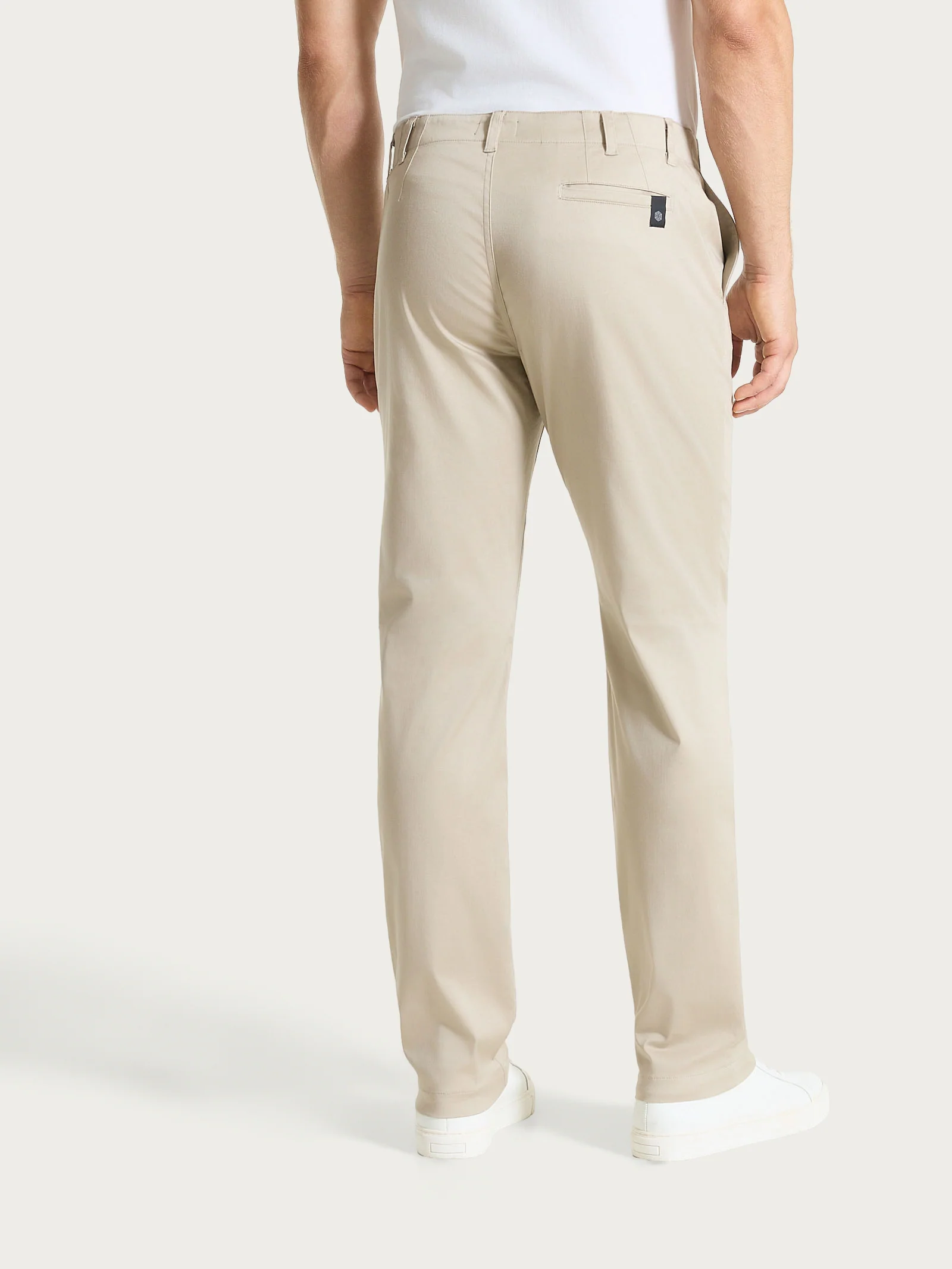 Pantalone con tasche america in Satin Power  - Crockery - Image 3