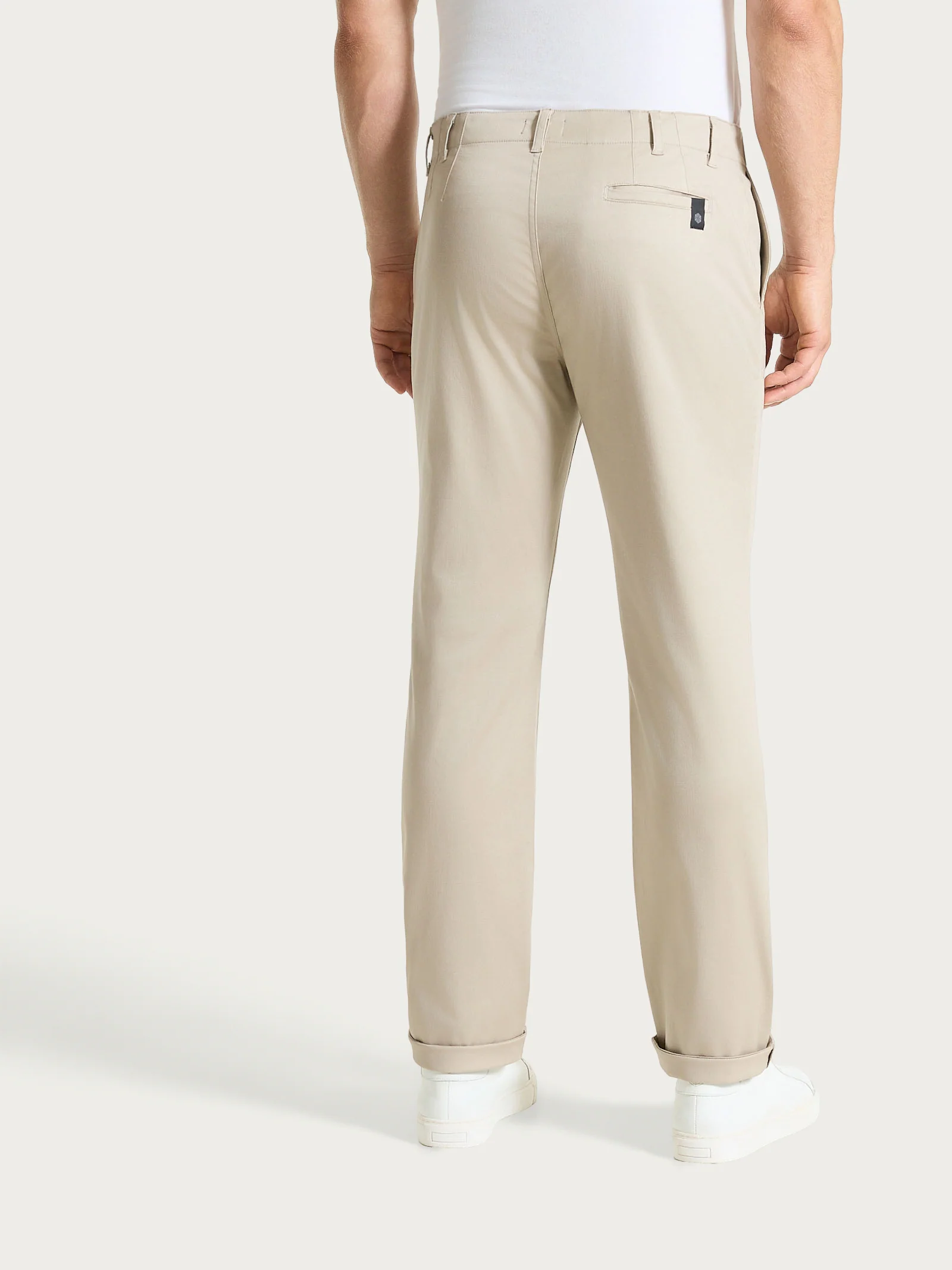 Pantalone con tasche america in Satin Power  - Crockery - Image 4