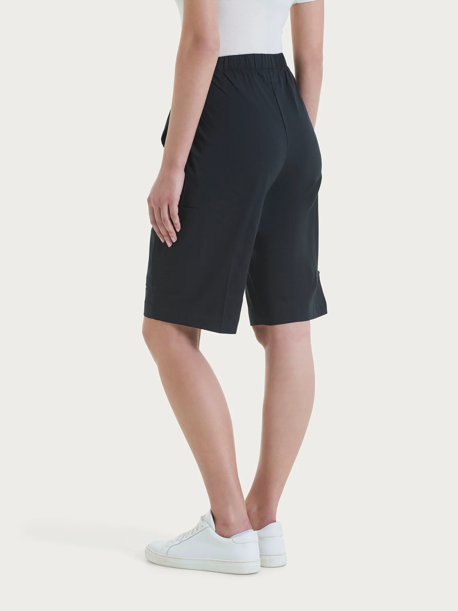 Pantalone corto Cargo in Super Fresh - Nero - Image 2