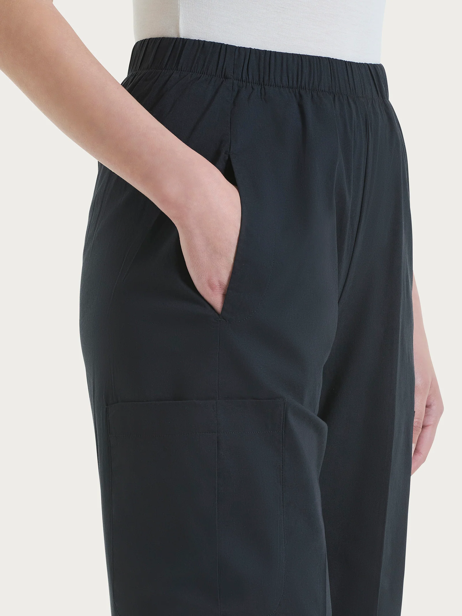 Pantalone corto Cargo in Super Fresh - Nero - Image 3
