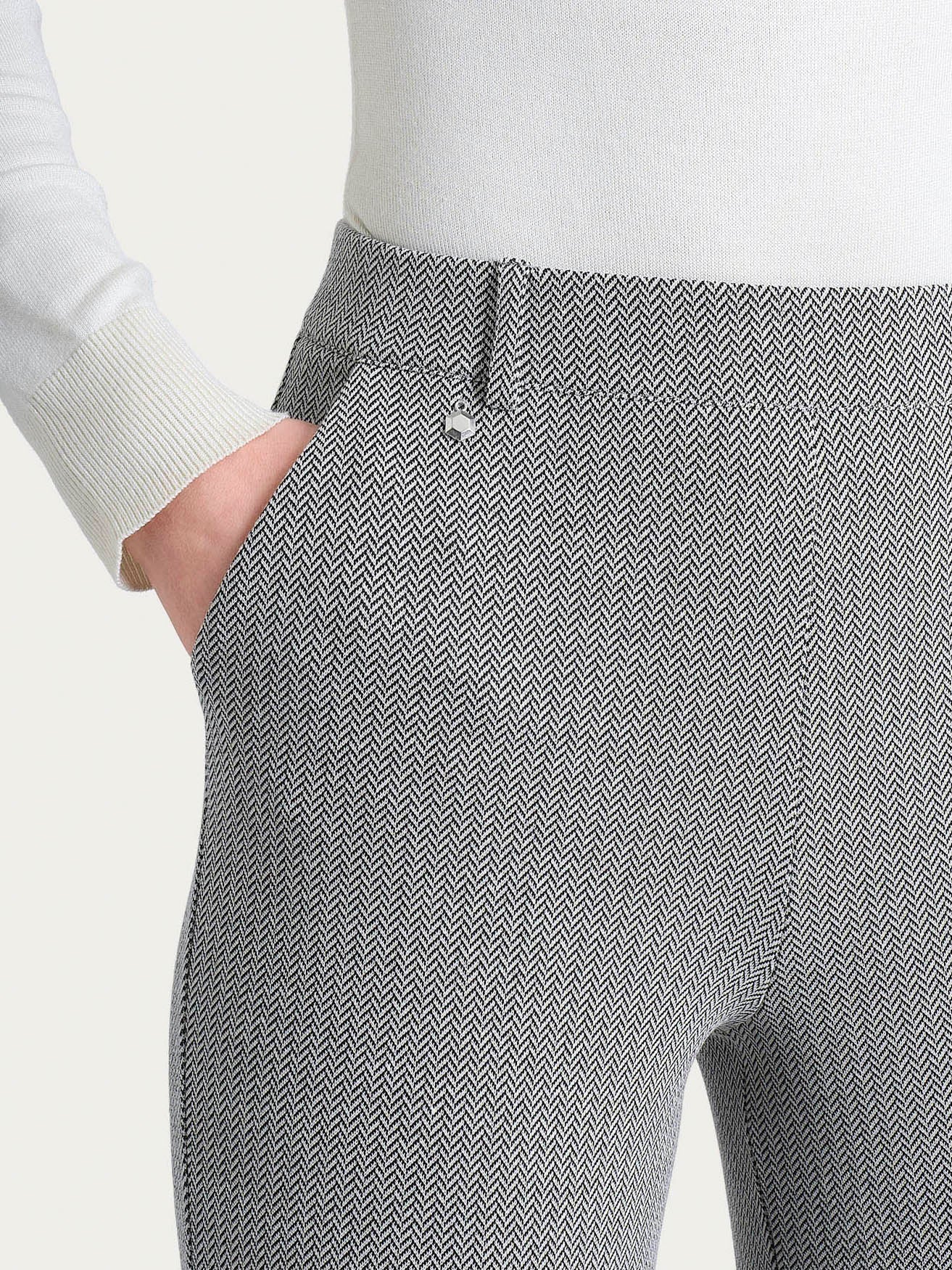 Pantalone dritto con tasche e fantasia a spina di pesce in Eco Jacquard  - Fant.Nero - Image 3
