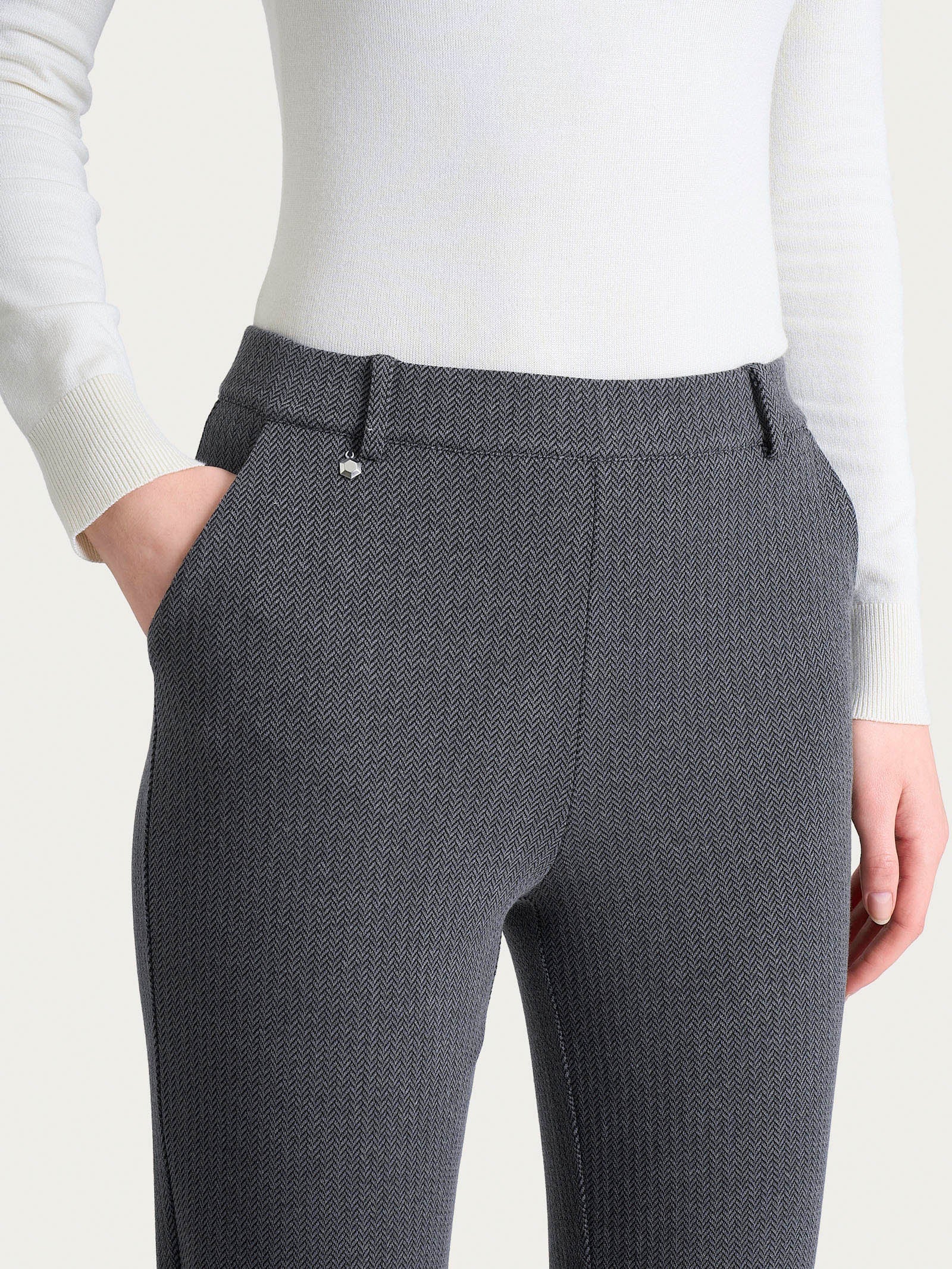 Pantalone dritto con tasche e fantasia a spina di pesce in Eco Jacquard  - Fant.Ardesia Mel. - Image 3
