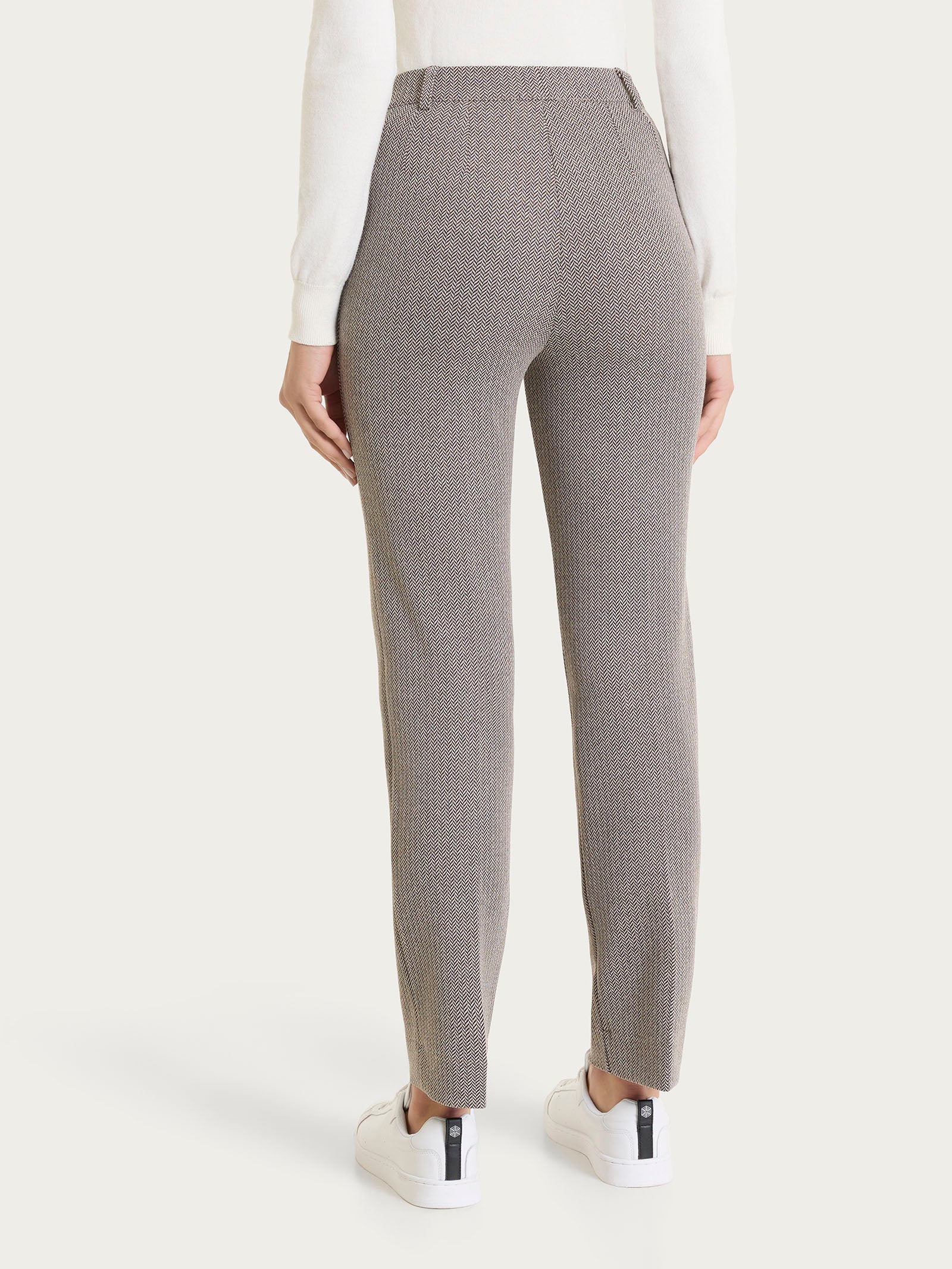 Pantalone dritto con tasche e fantasia a spina di pesce in Eco Jacquard  - Fant. Chocolate Torte Mel. - Image 2