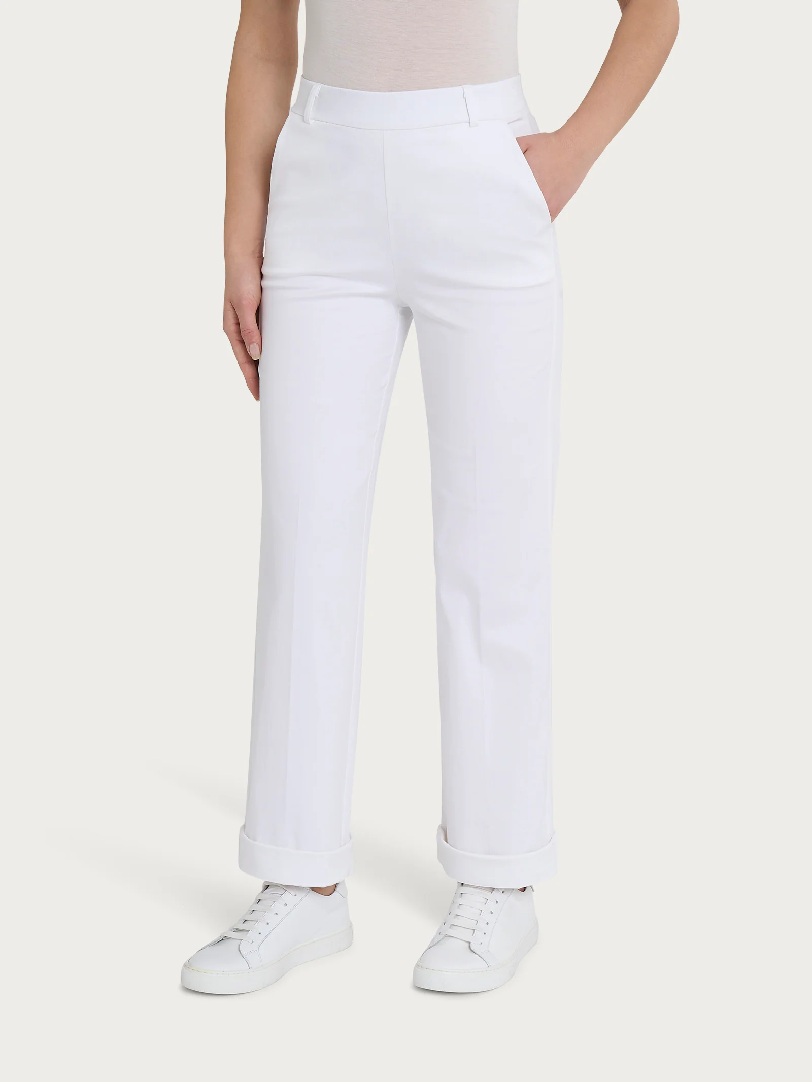 Pantalone dritto con tasche e risvolto in Satin Power - Bianco - Image 2