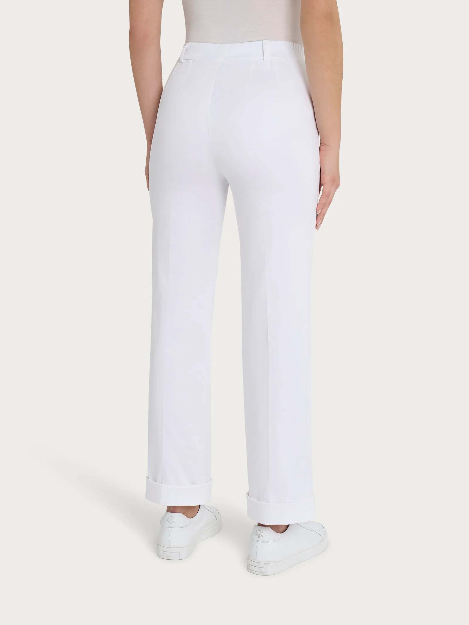 Pantalone dritto con tasche e risvolto in Satin Power - Bianco - Image 6