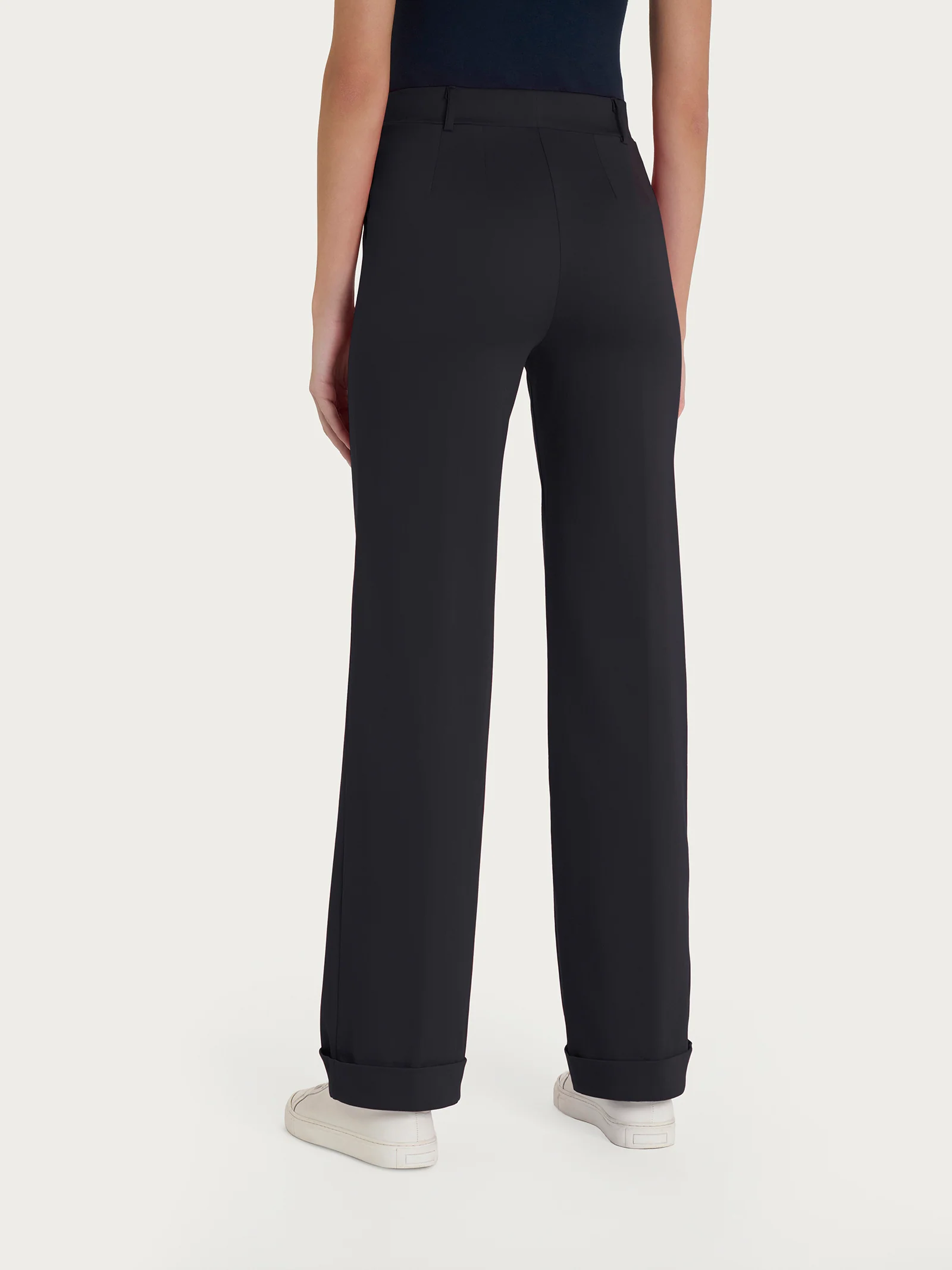 Pantalone dritto con tasche e risvolto in Satin Power - Nero - Image 2
