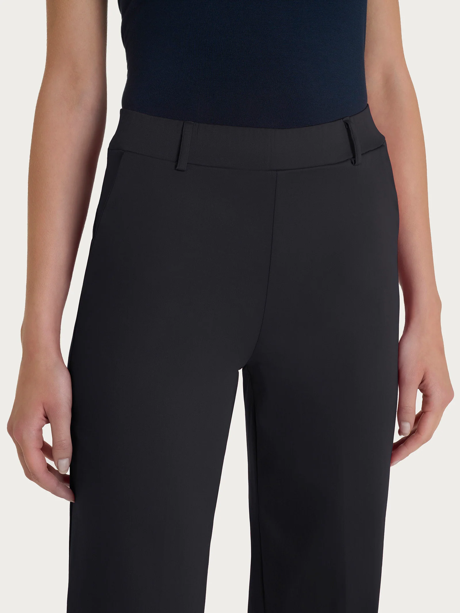 Pantalone dritto con tasche e risvolto in Satin Power - Nero - Image 3