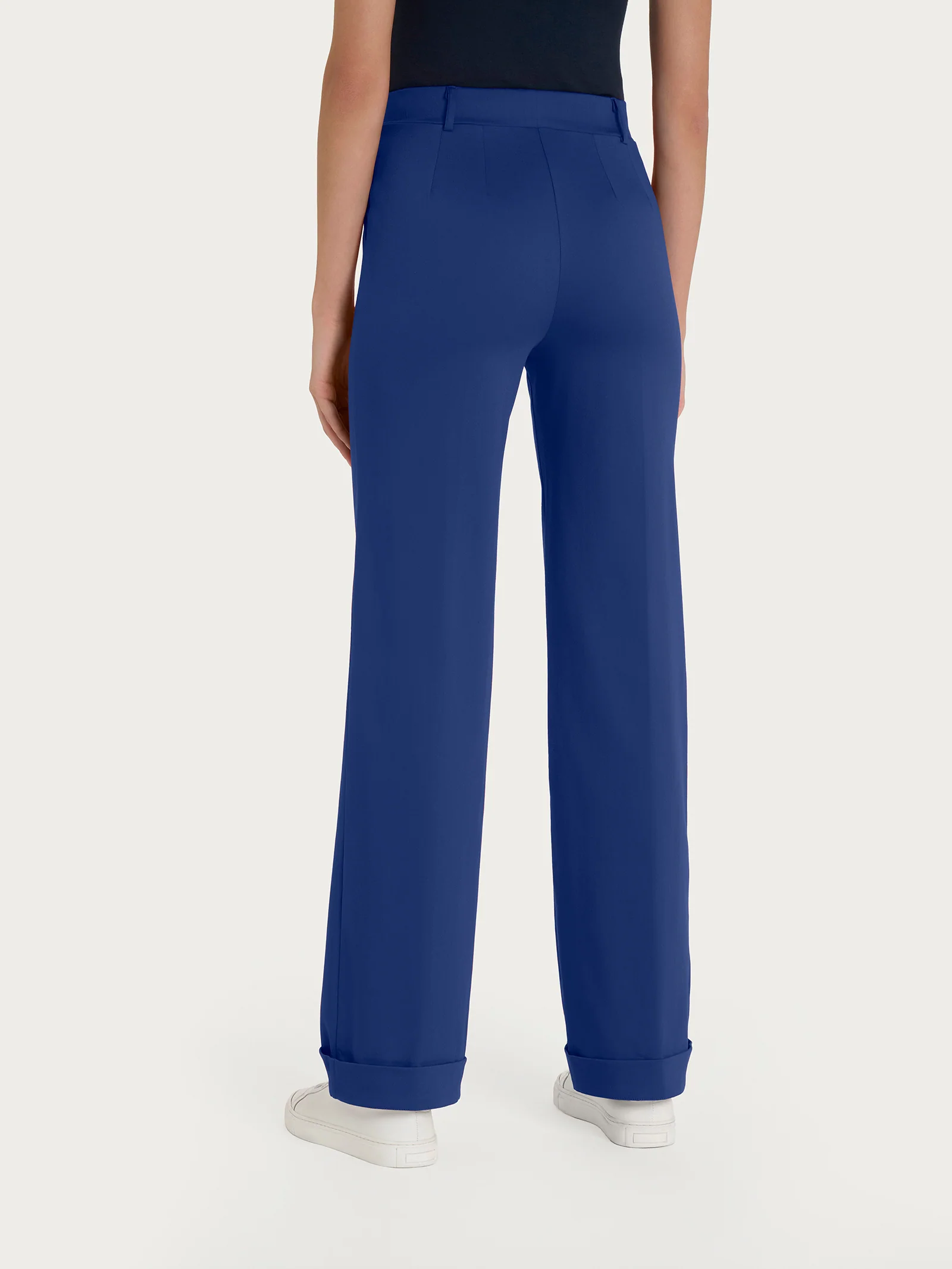 Pantalone dritto con tasche e risvolto in Satin Power - Blueberry - Image 2