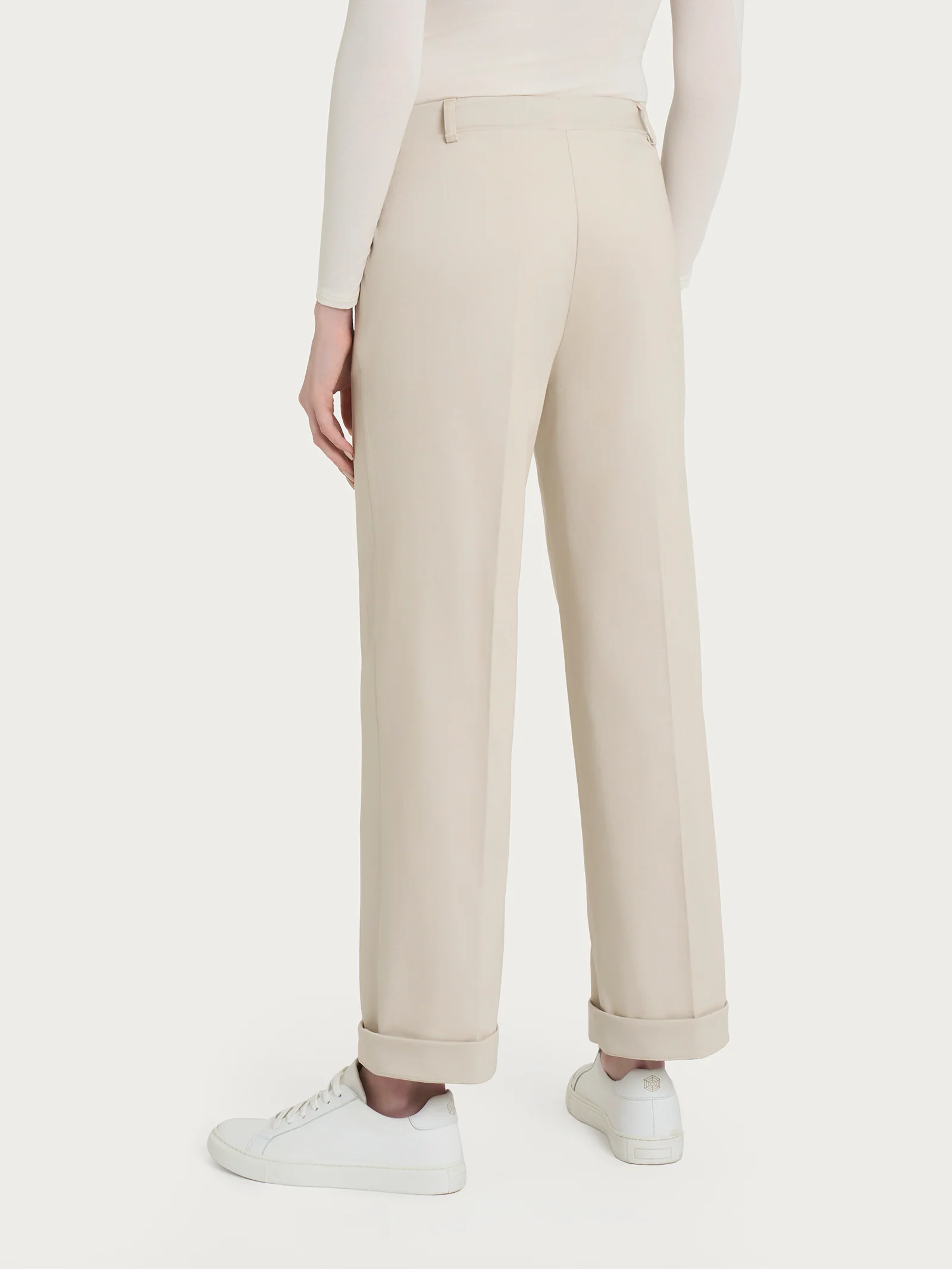 Pantalone dritto con tasche e risvolto in Satin Power - Champignon - Image 2
