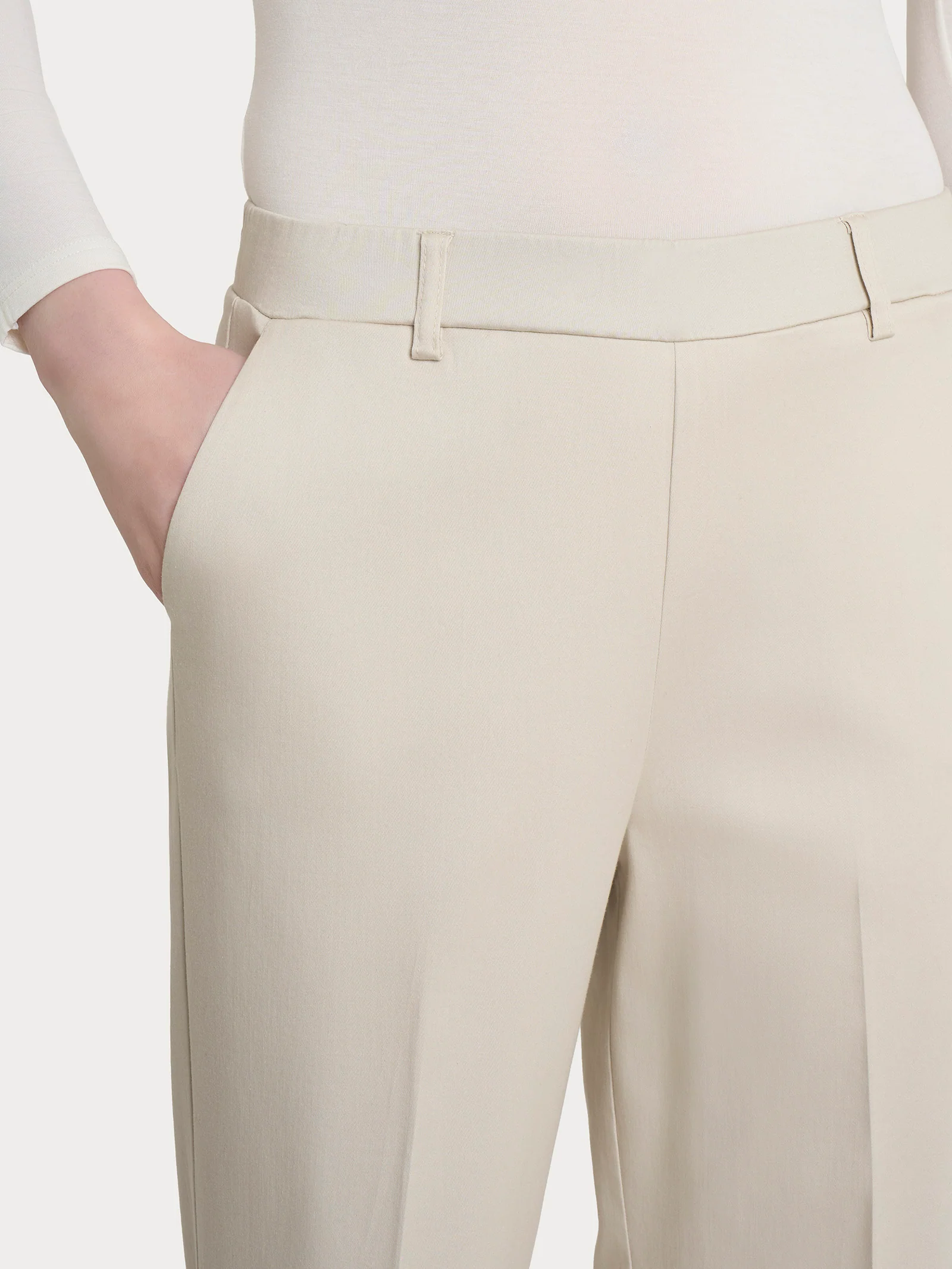 Pantalone dritto con tasche e risvolto in Satin Power - Champignon - Image 4
