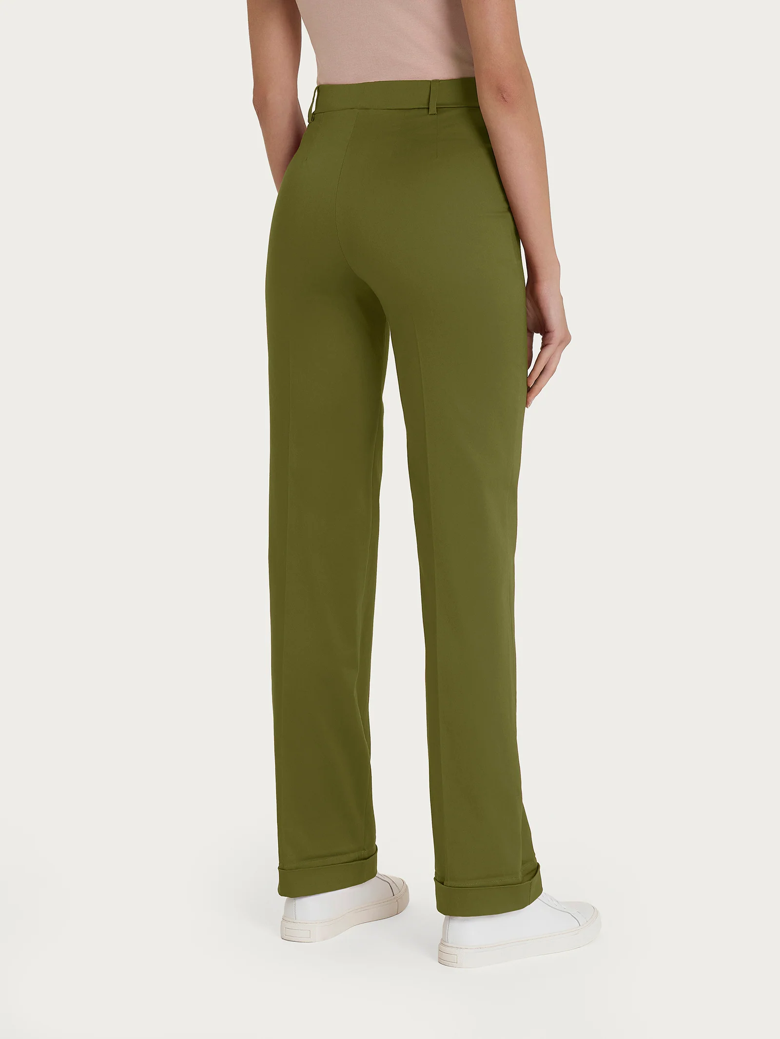 Pantalone dritto con tasche e risvolto in Satin Power - Sphagnum - Image 2