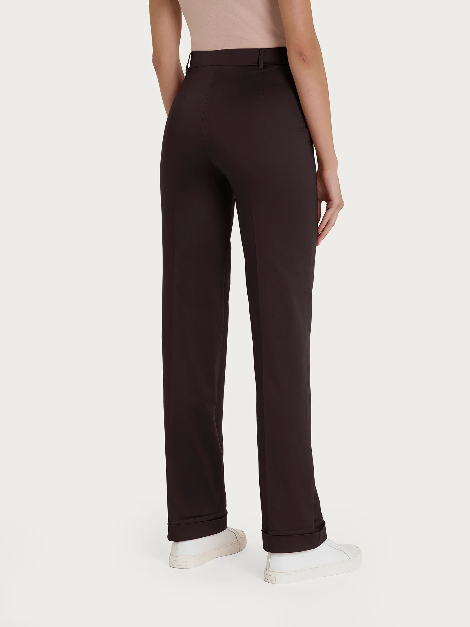 Pantalone dritto con tasche e risvolto in Satin Power - Chocolate Torte - Image 2