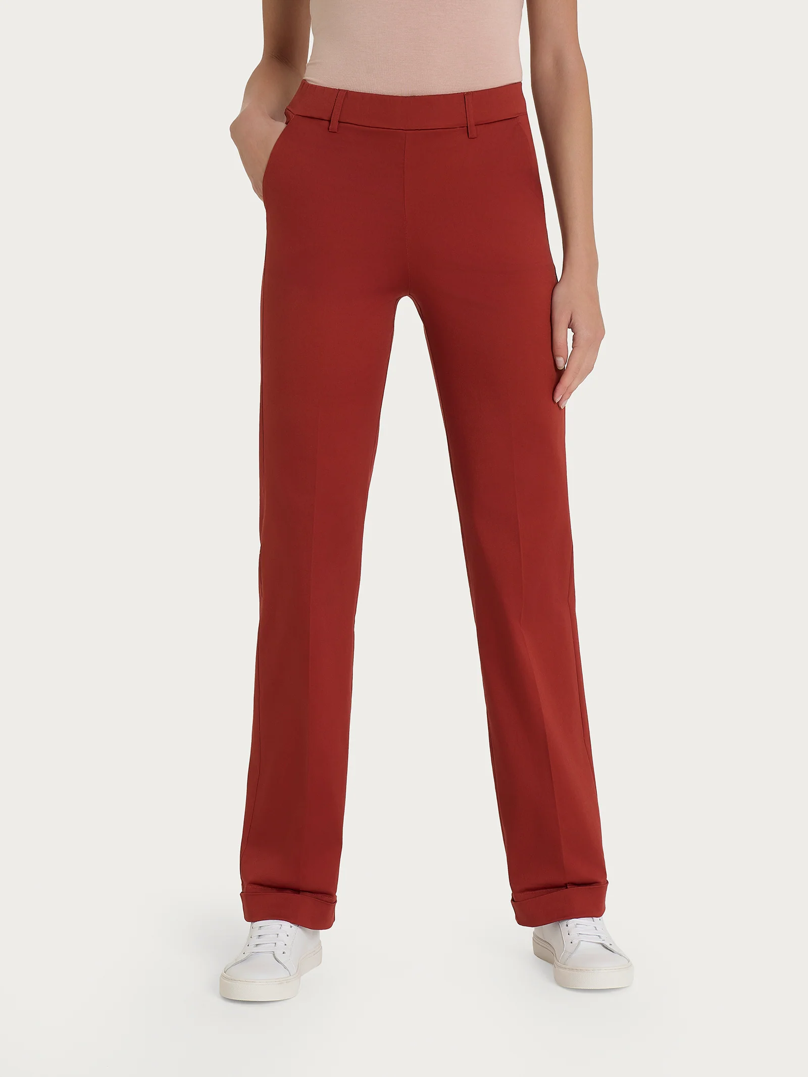 Pantalone dritto con tasche e risvolto in Satin Power - Red Ochre - Image 2