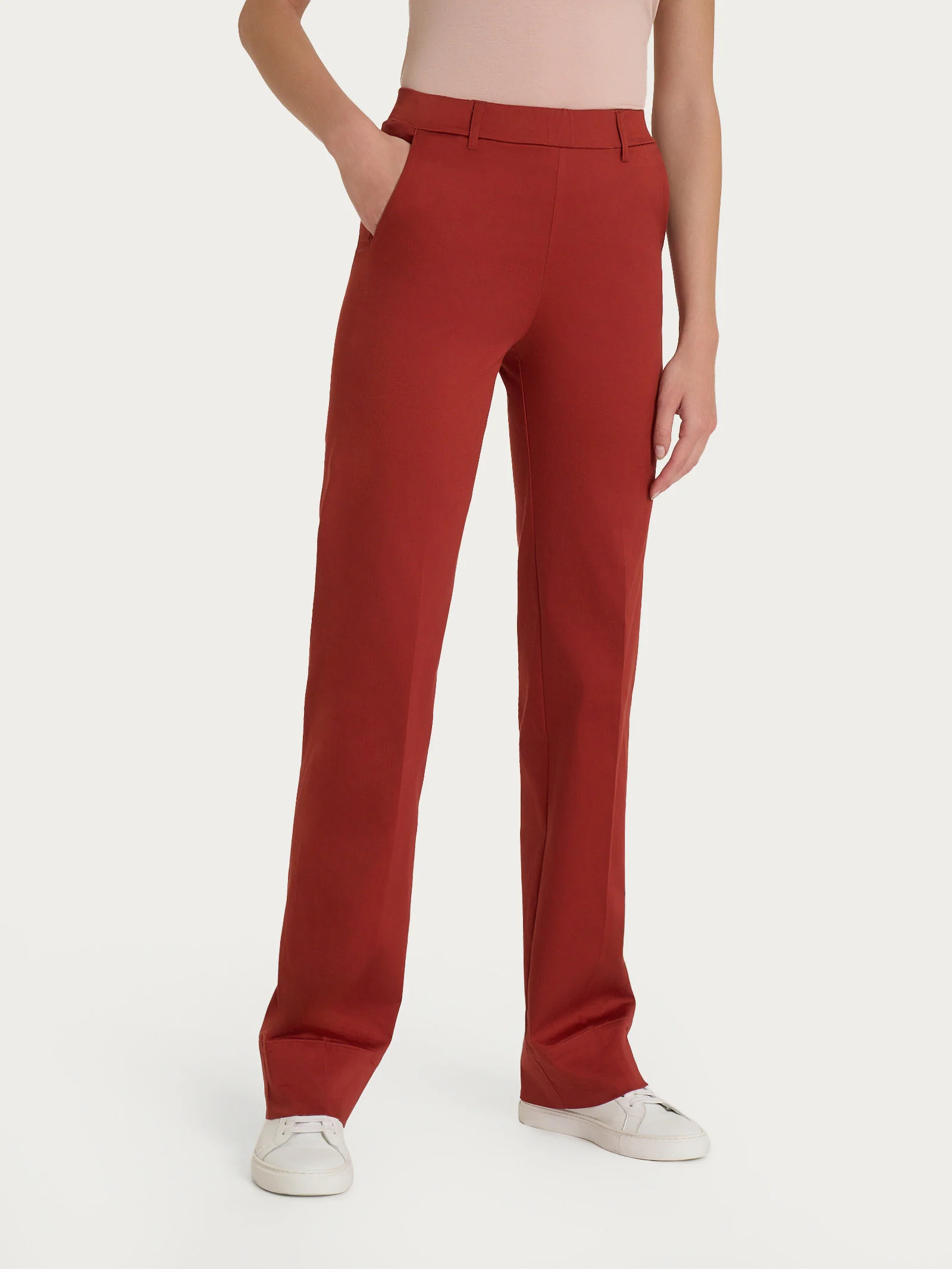 Pantalone dritto con tasche e risvolto in Satin Power - Red Ochre - Image 3