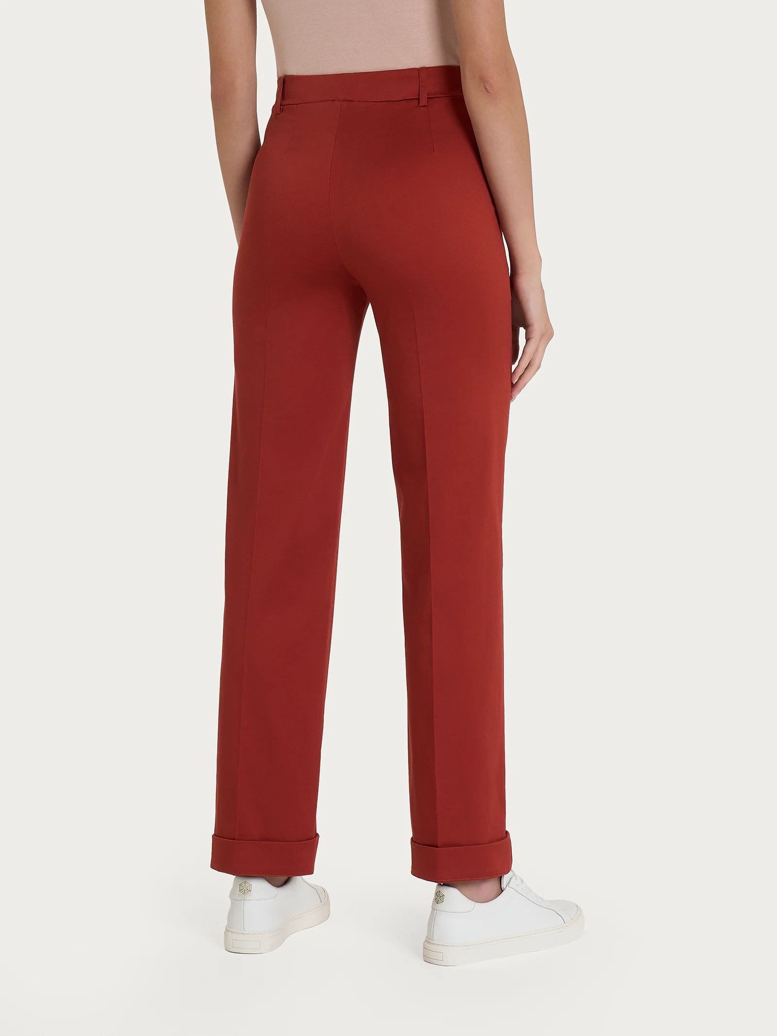 Pantalone dritto con tasche e risvolto in Satin Power - Red Ochre - Image 4