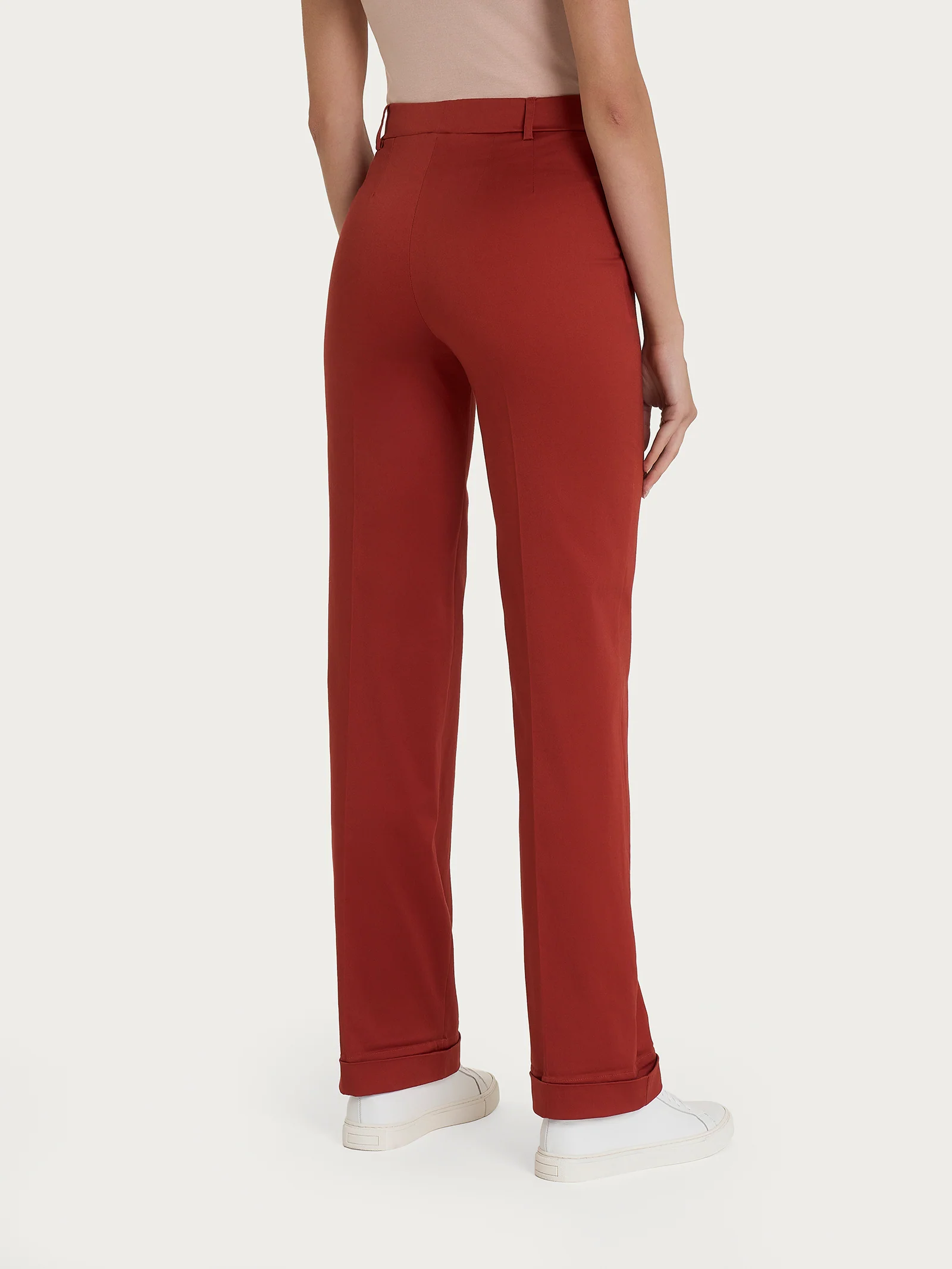 Pantalone dritto con tasche e risvolto in Satin Power - Red Ochre - Image 5