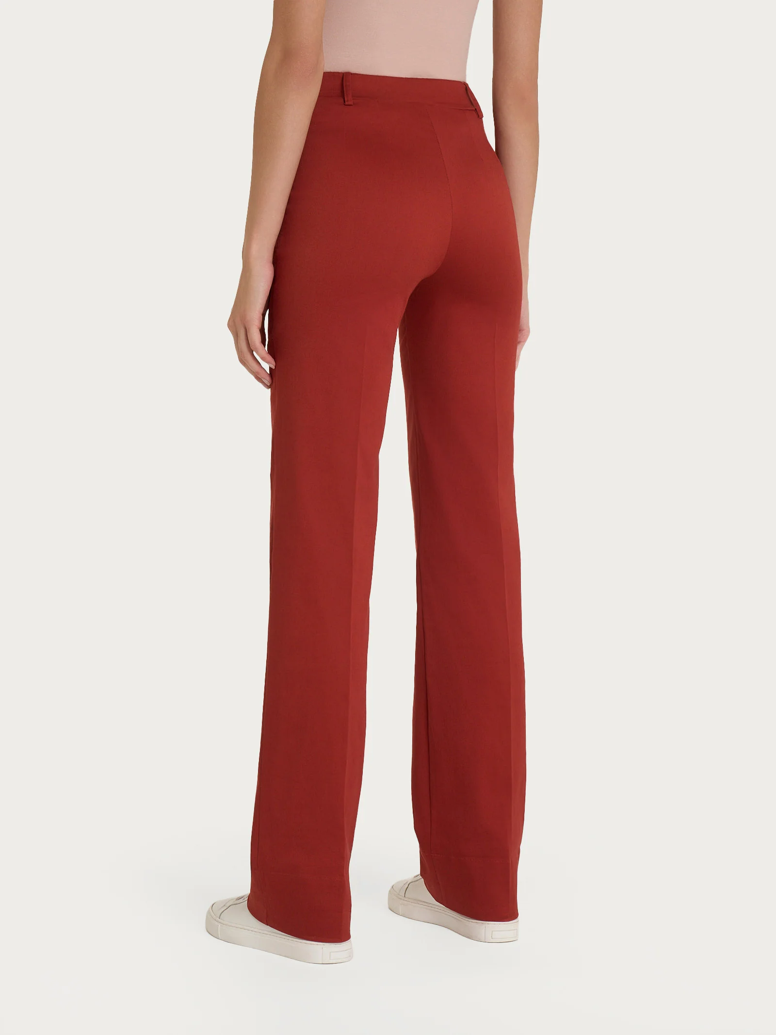 Pantalone dritto con tasche e risvolto in Satin Power - Red Ochre - Image 6