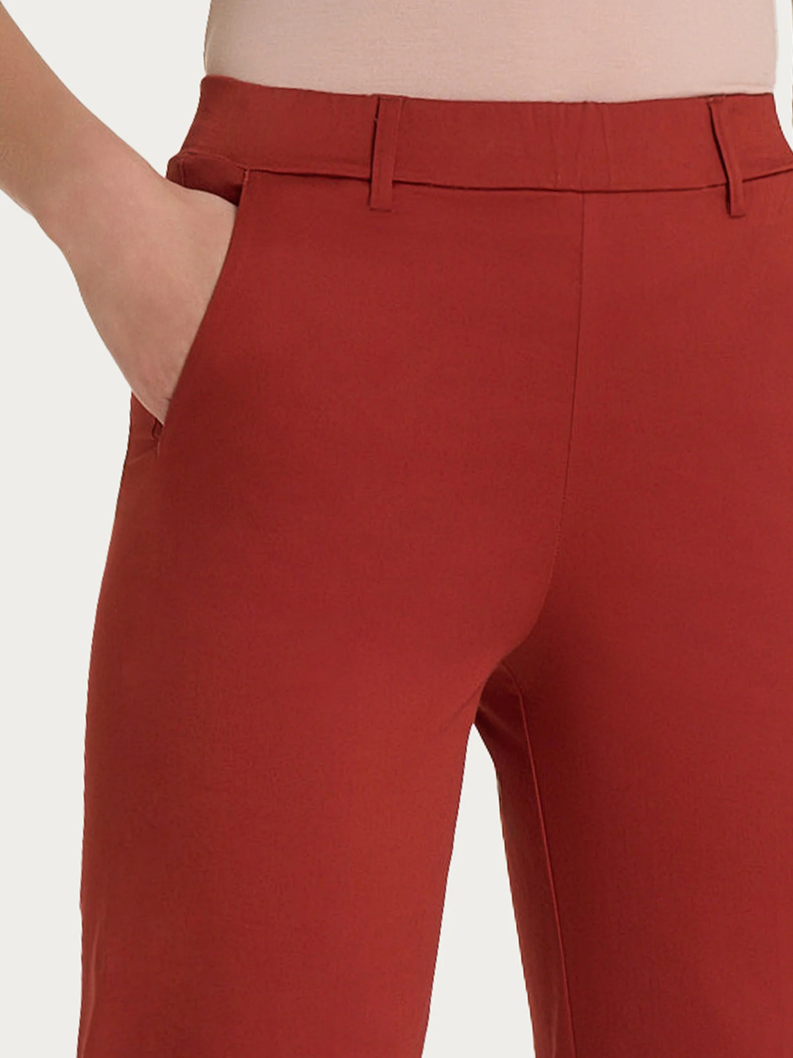 Pantalone dritto con tasche e risvolto in Satin Power - Red Ochre - Image 7