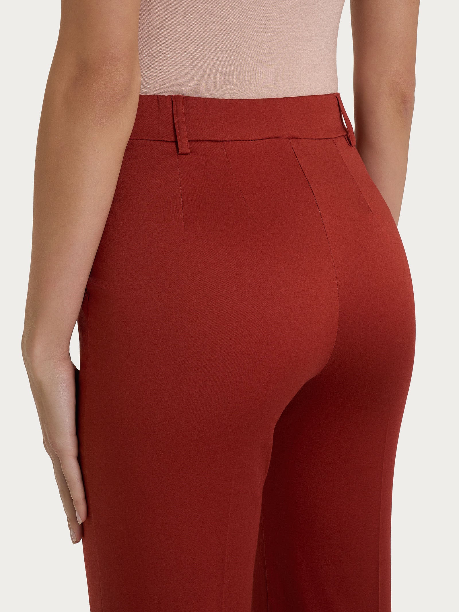 Pantalone dritto con tasche e risvolto in Satin Power - Red Ochre - Image 8