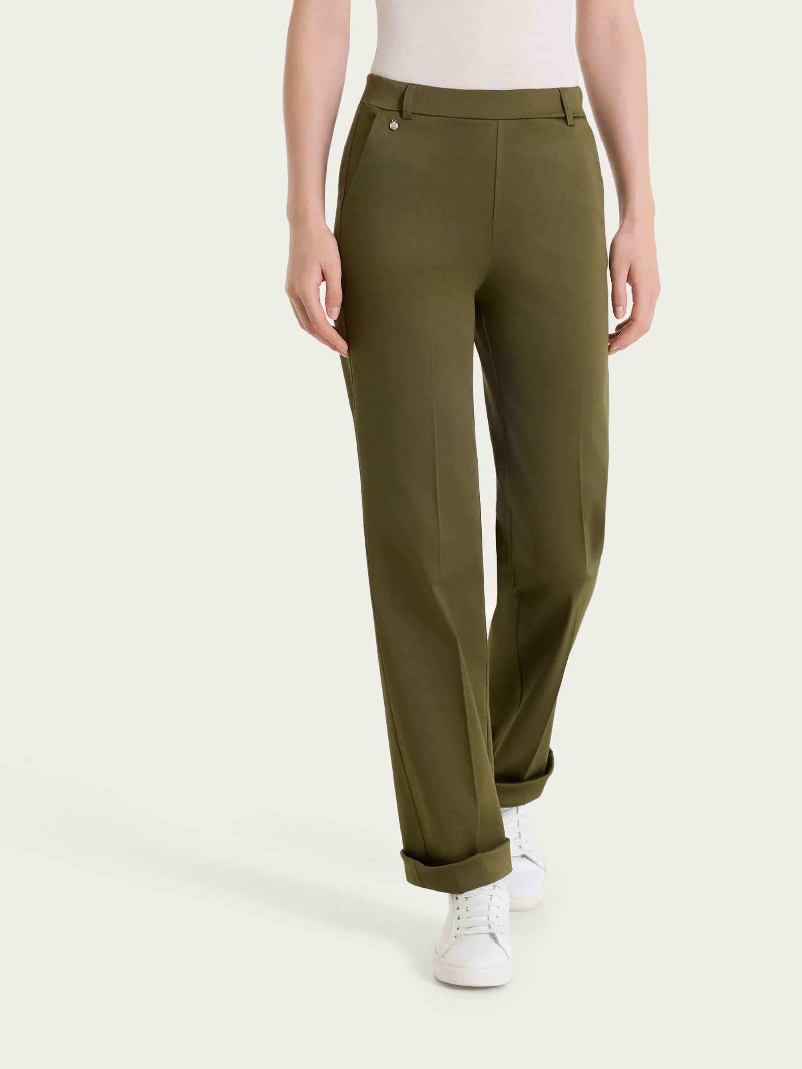 Pantalone dritto con tasche e risvolto in Satin Power - Dark Olive - Image 3