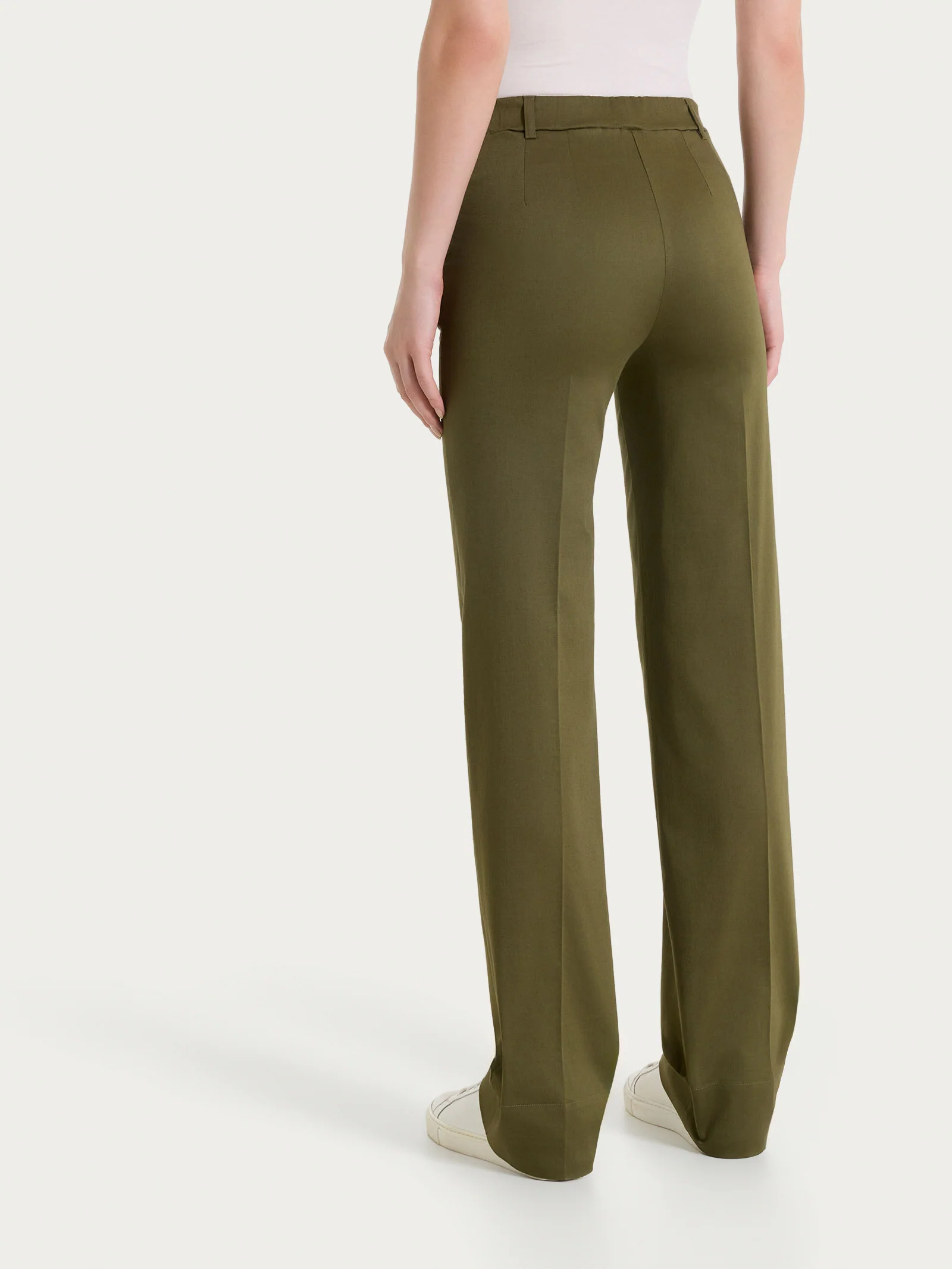 Pantalone dritto con tasche e risvolto in Satin Power - Dark Olive - Image 4