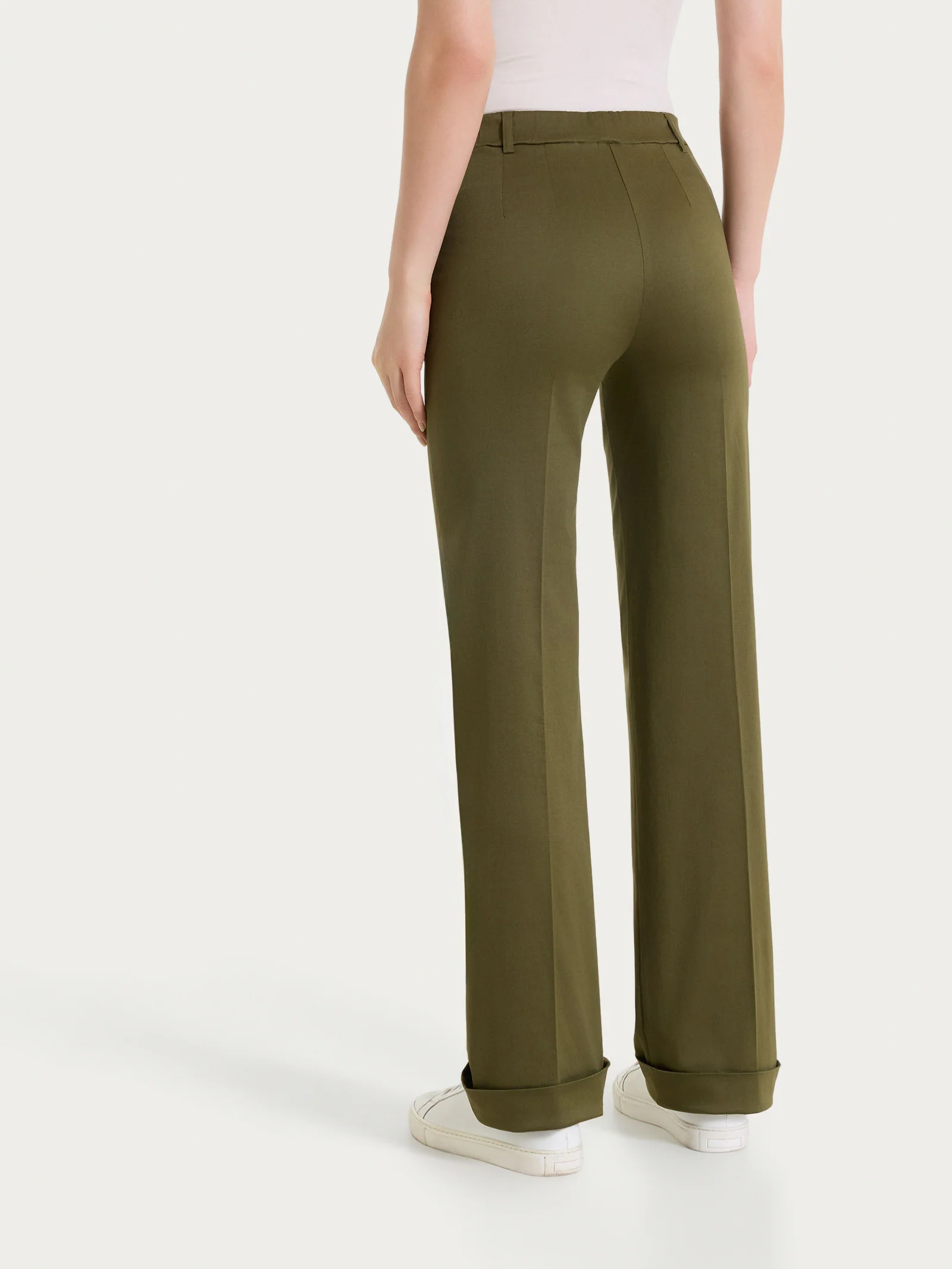 Pantalone dritto con tasche e risvolto in Satin Power - Dark Olive - Image 5