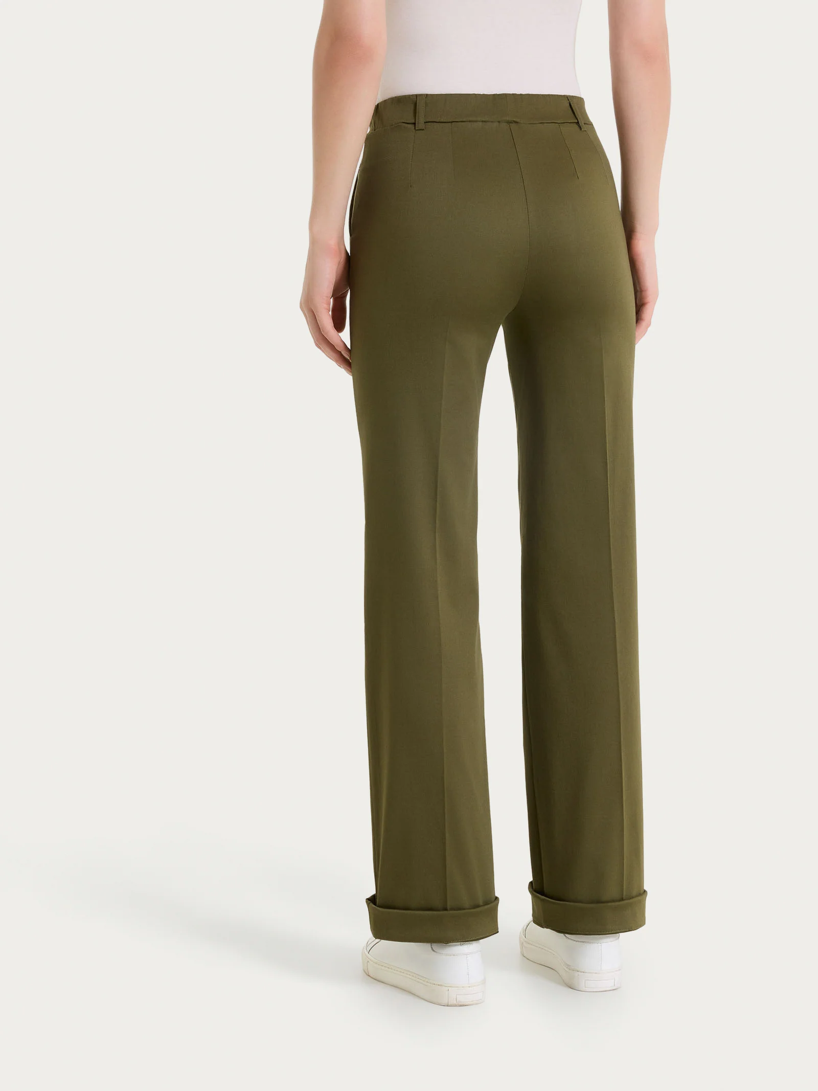 Pantalone dritto con tasche e risvolto in Satin Power - Dark Olive - Image 6