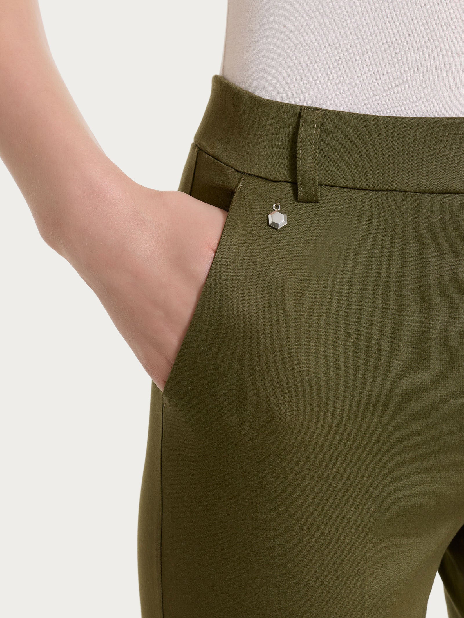 Pantalone dritto con tasche e risvolto in Satin Power - Dark Olive - Image 7