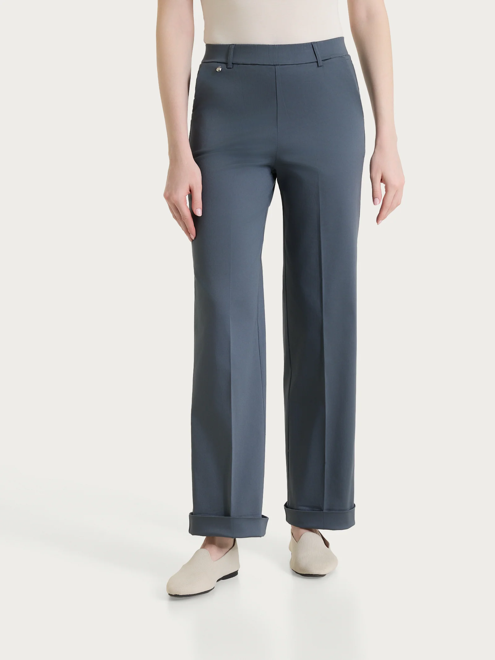 Pantalone dritto con tasche e risvolto in Satin Power - Turbulence - Image 2
