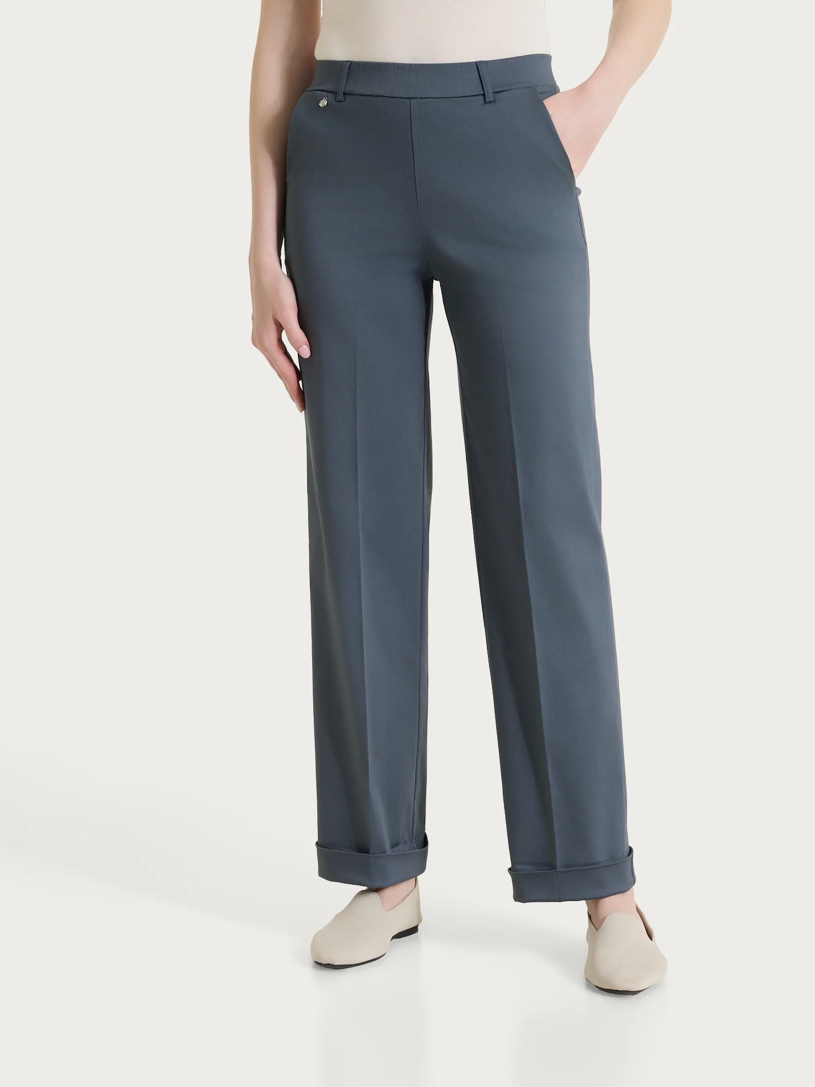 Pantalone dritto con tasche e risvolto in Satin Power - Turbulence - Image 3