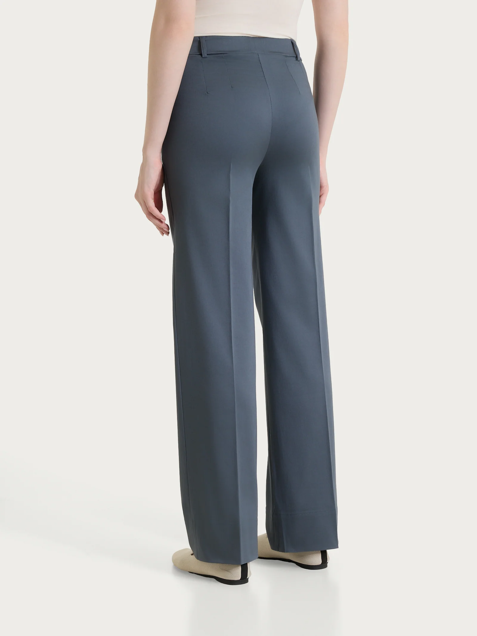 Pantalone dritto con tasche e risvolto in Satin Power - Turbulence - Image 4