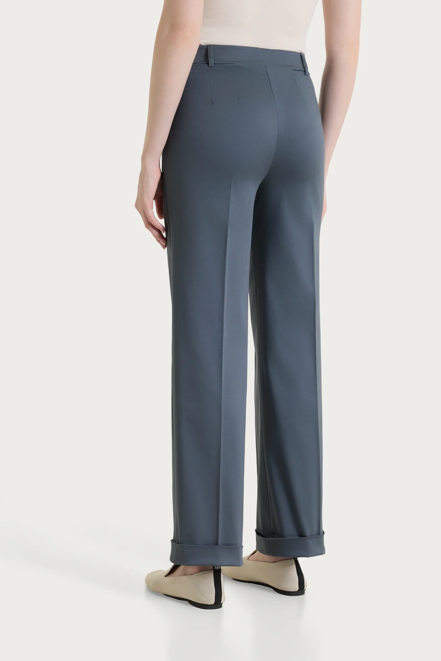 Pantalone dritto con tasche e risvolto in Satin Power - Turbulence - Image 5