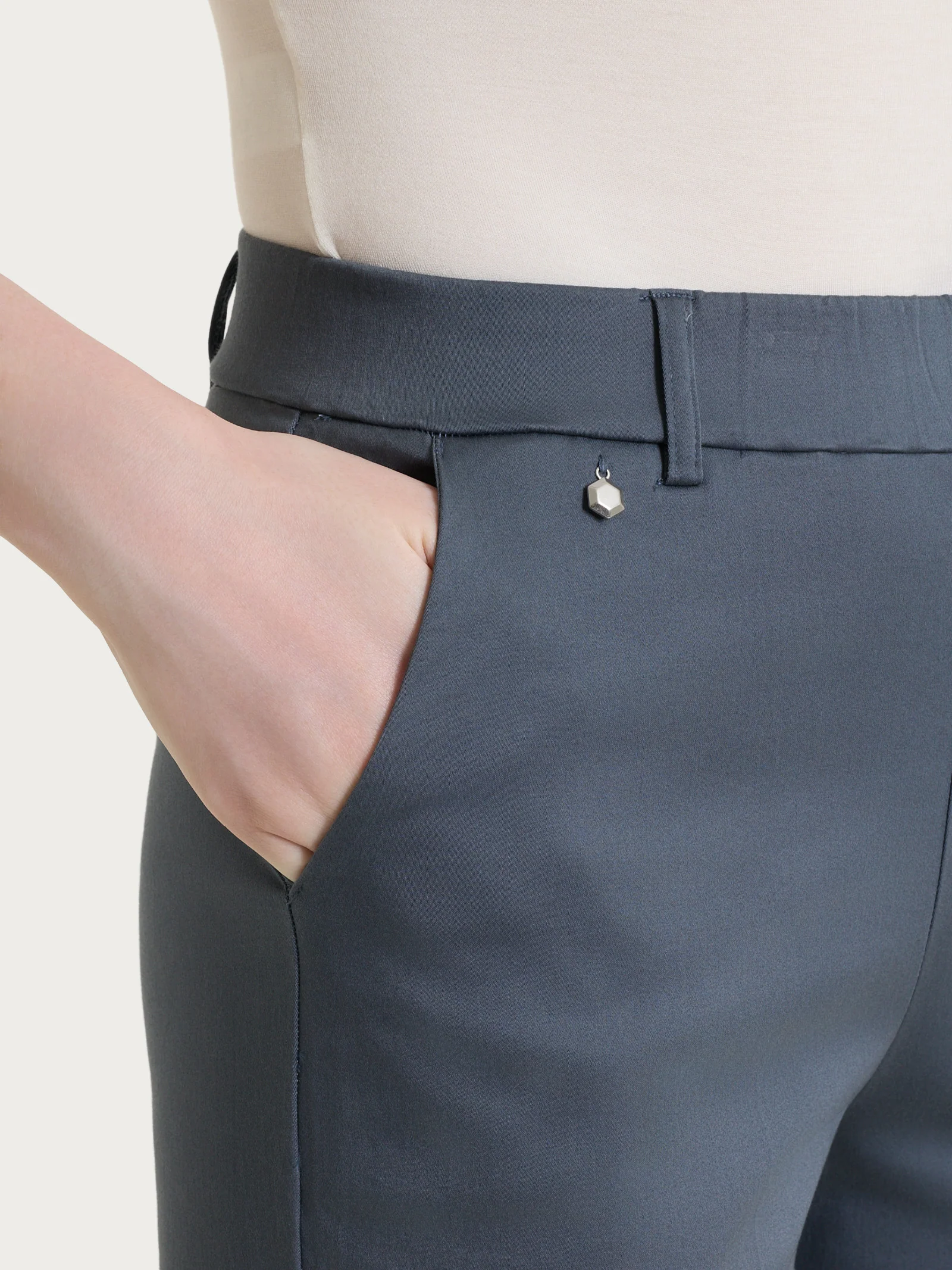 Pantalone dritto con tasche e risvolto in Satin Power - Turbulence - Image 6