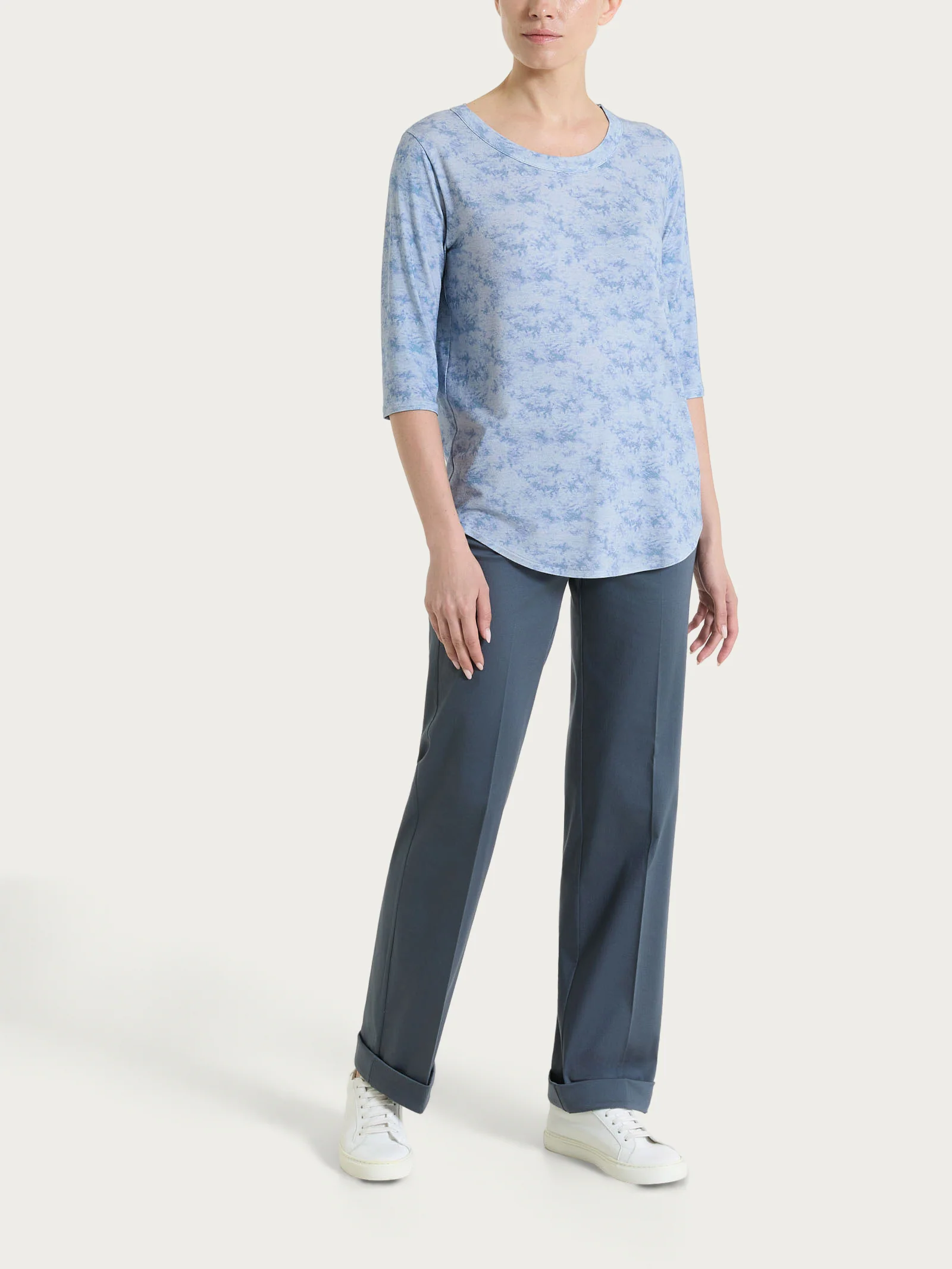 Pantalone dritto con tasche e risvolto in Satin Power - Turbulence - Image 8