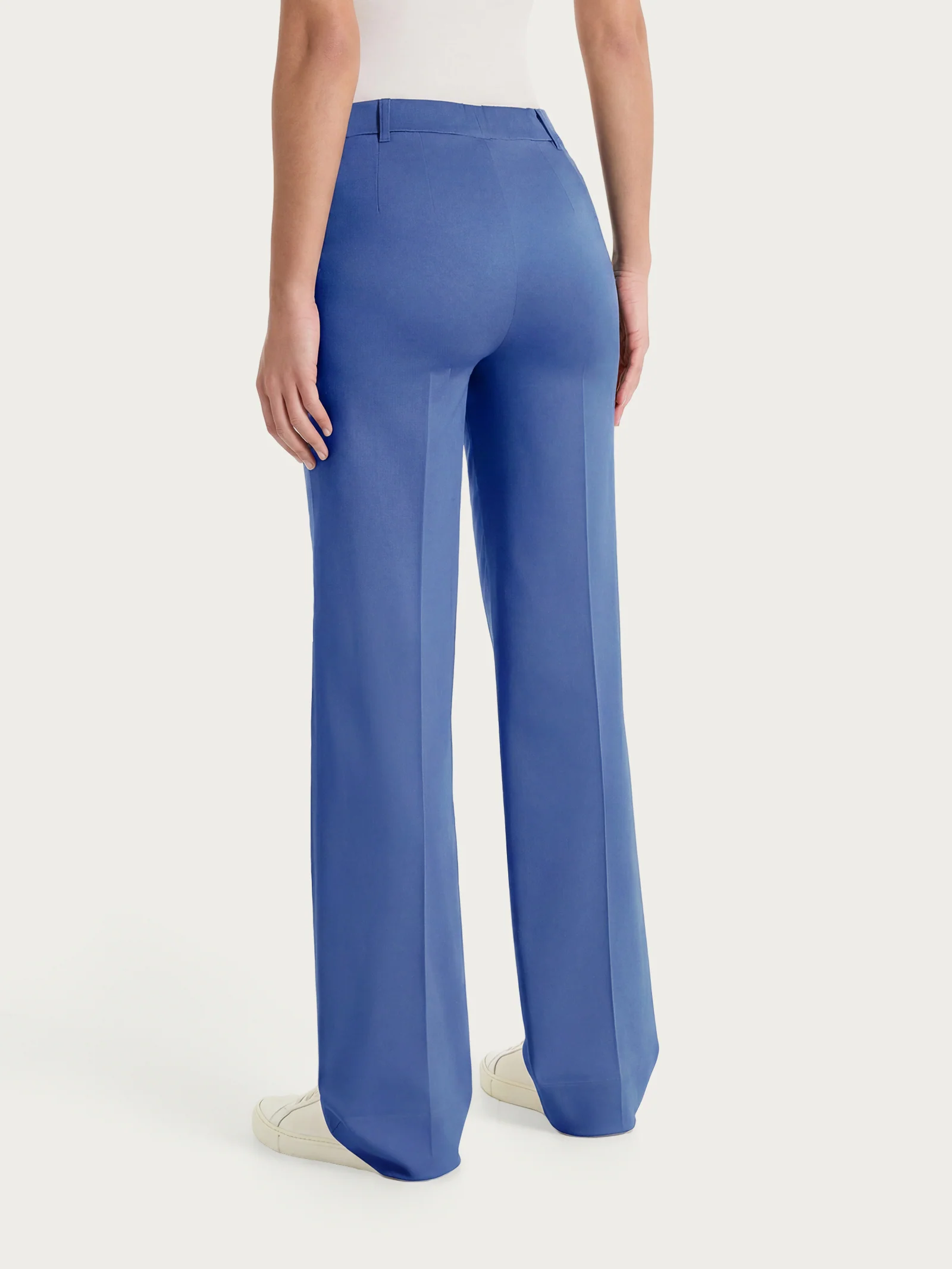 Pantalone dritto con tasche e risvolto in Satin Power - Oceana - Image 4