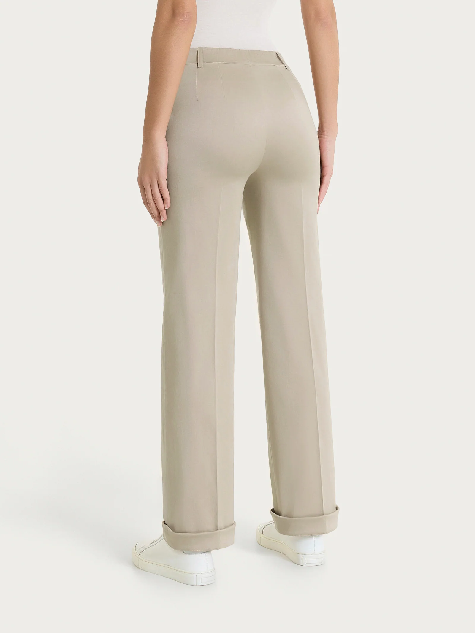 Pantalone dritto con tasche e risvolto in Satin Power - Crockery - Image 4