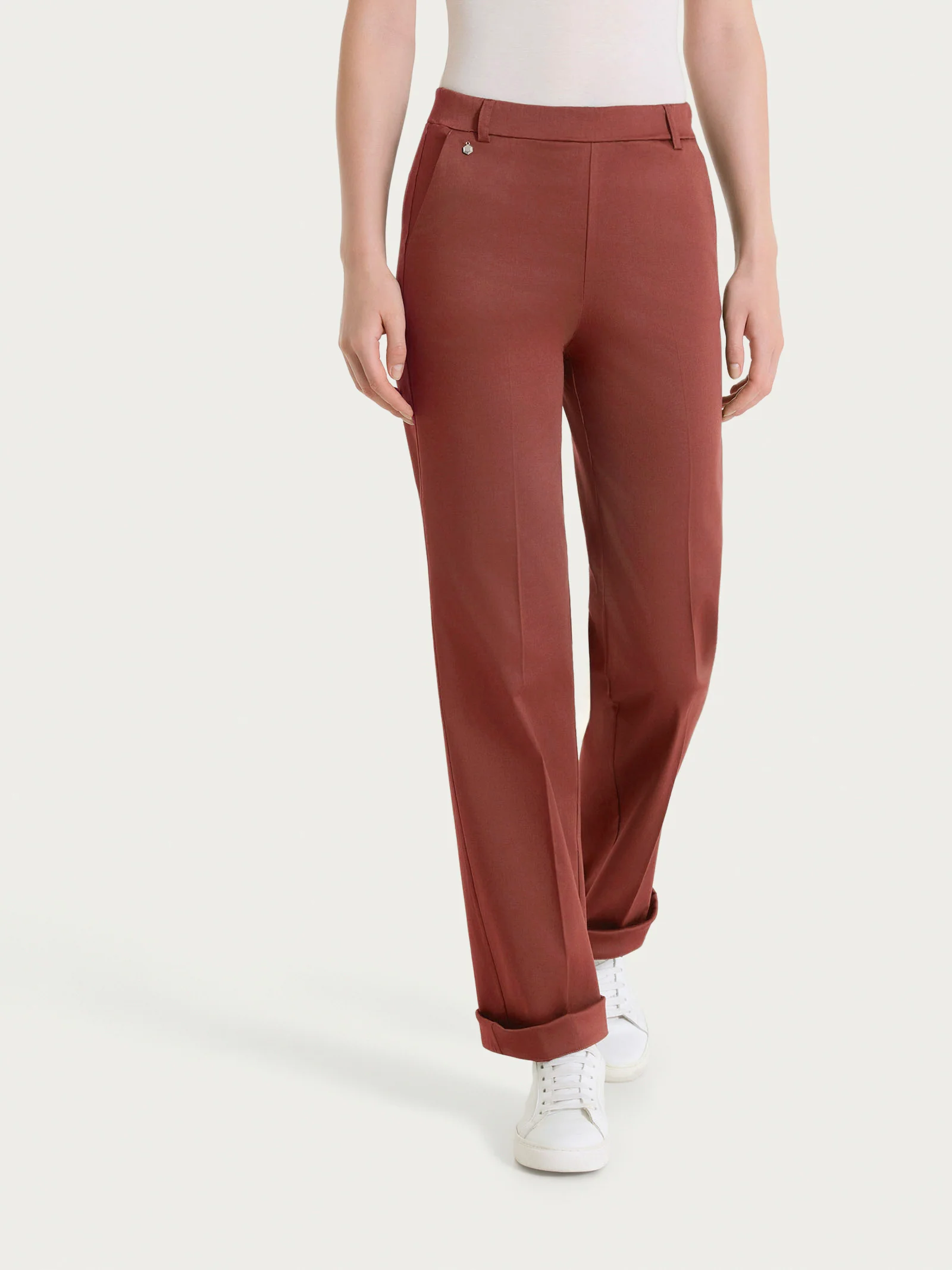 Pantalone dritto con tasche e risvolto in Satin Power - Mahogany - Image 2