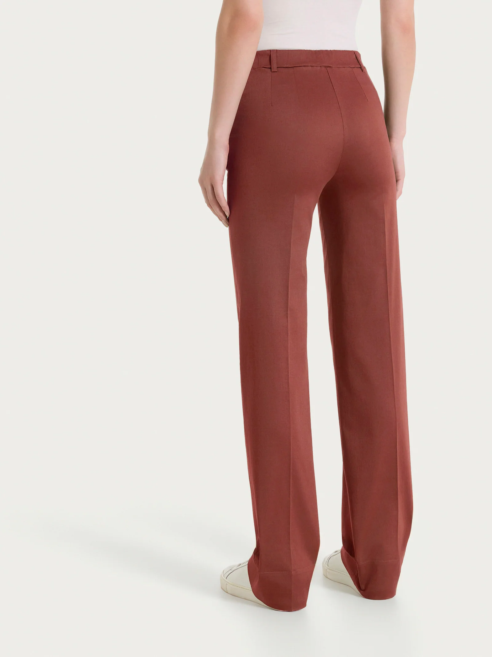 Pantalone dritto con tasche e risvolto in Satin Power - Mahogany - Image 3