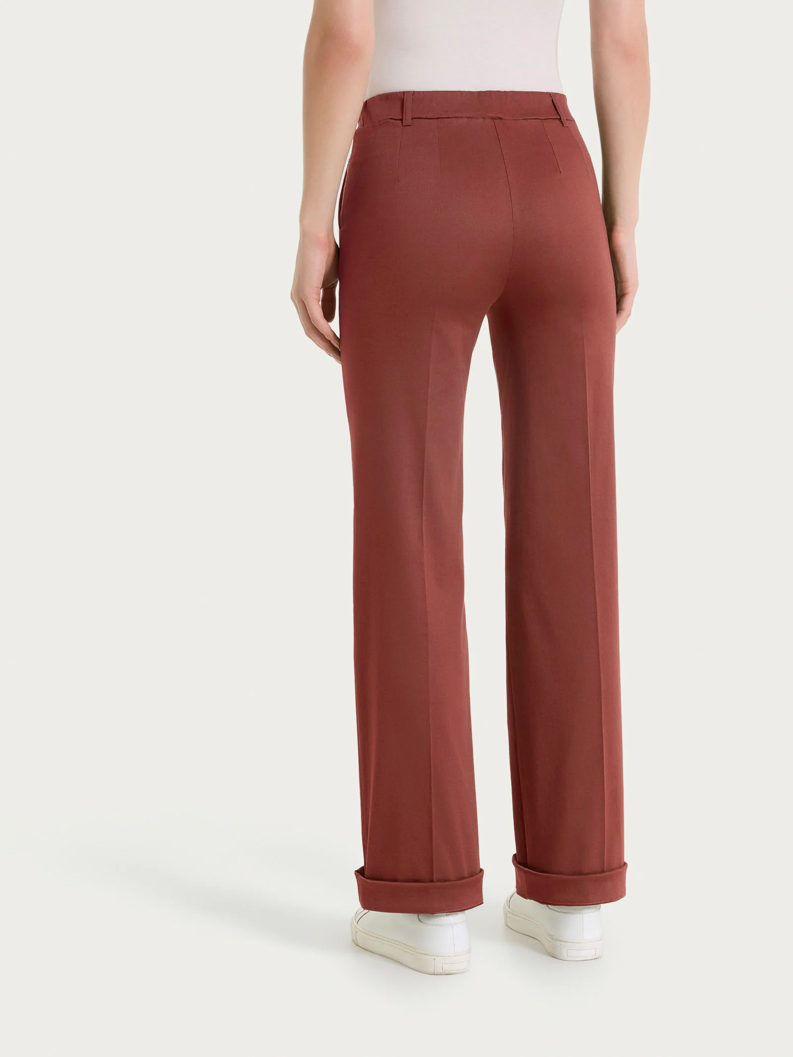 Pantalone dritto con tasche e risvolto in Satin Power - Mahogany - Image 4