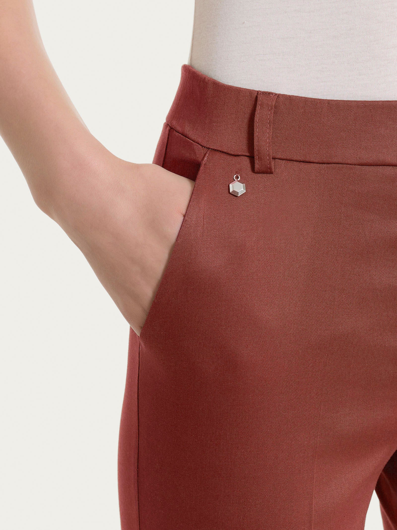 Pantalone dritto con tasche e risvolto in Satin Power - Mahogany - Image 5