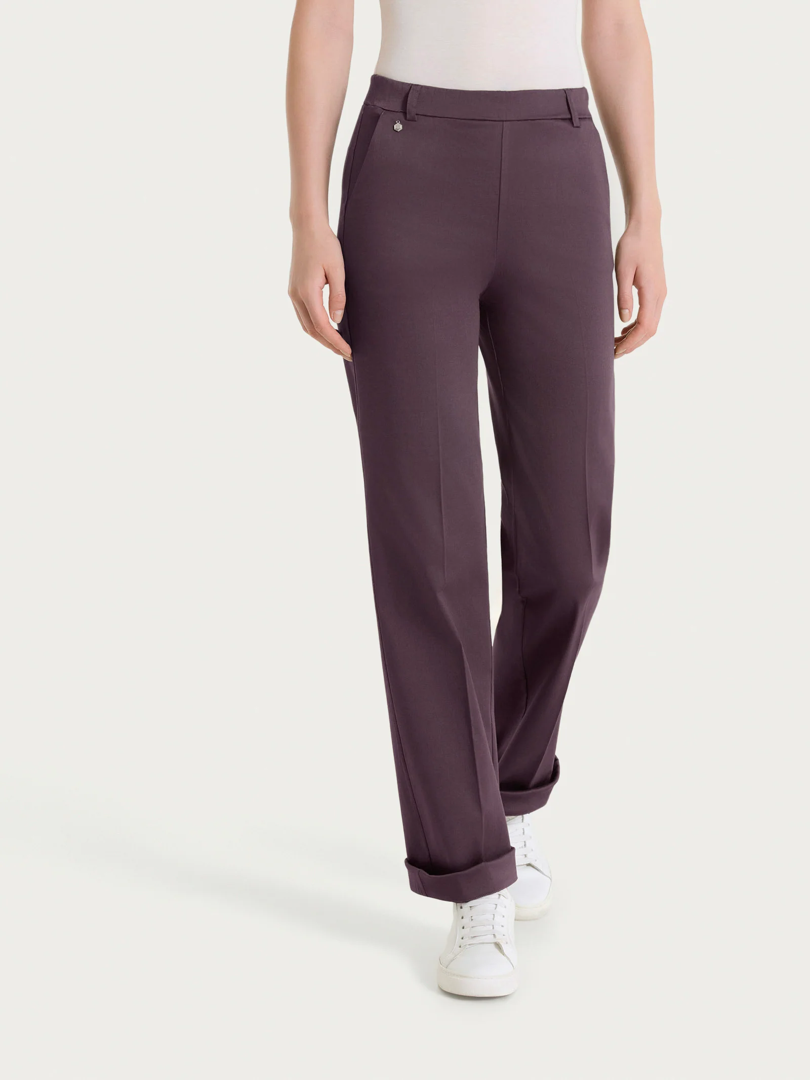 Pantalone dritto con tasche e risvolto in Satin Power - Raisin - Image 2