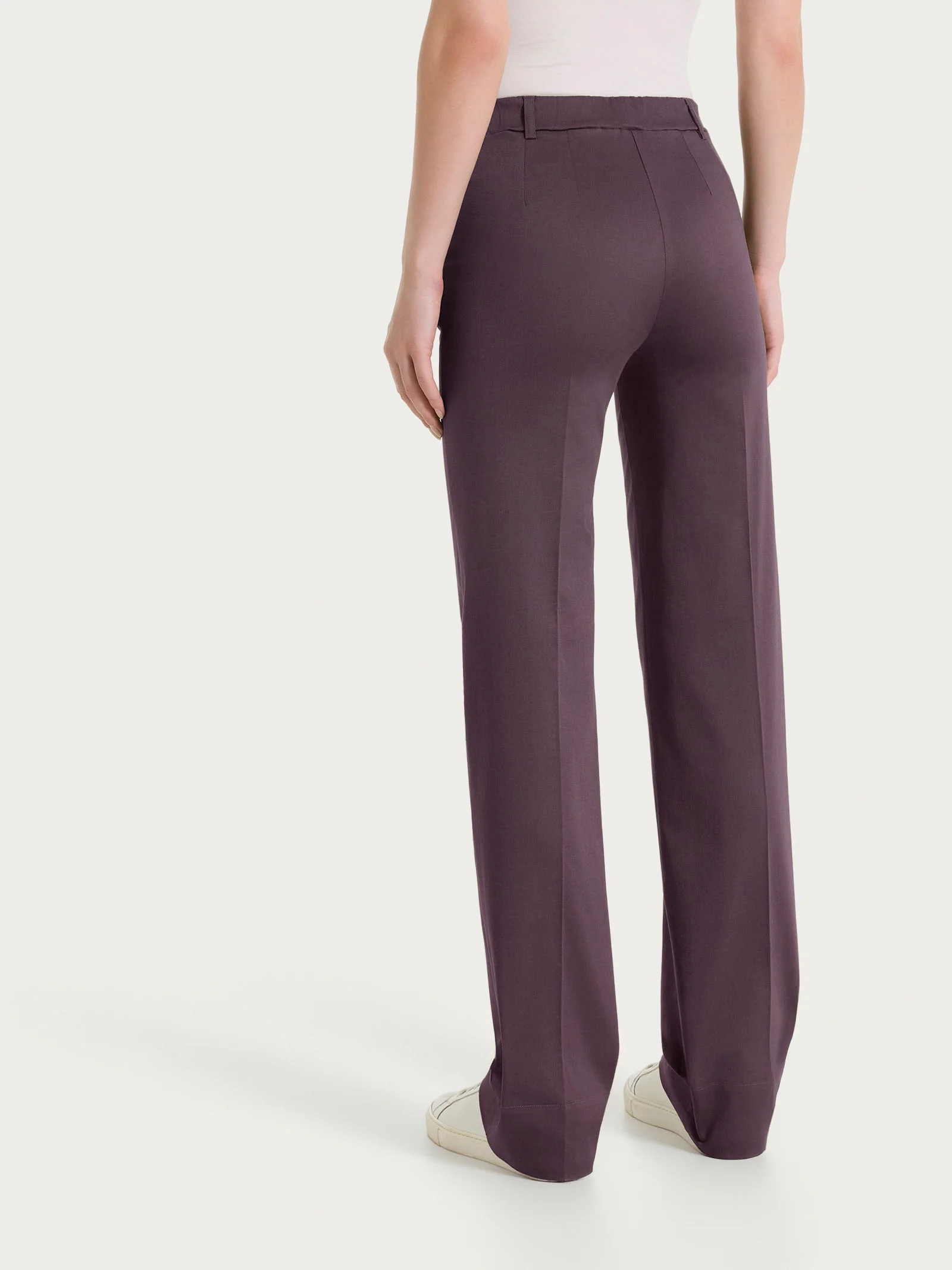 Pantalone dritto con tasche e risvolto in Satin Power - Raisin - Image 3